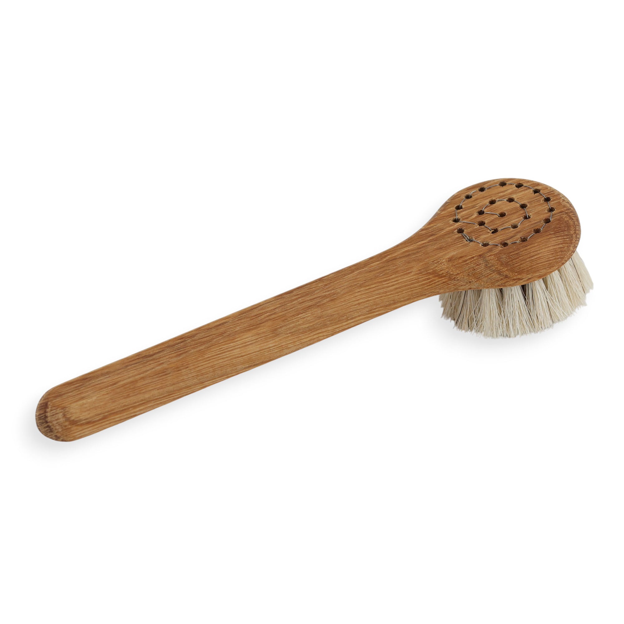 Iris Hantverk（イリス・ハントバーク）は、スウェーデン・エンシェーデの工房を拠点に、視覚障がいを持つ職人たちが伝統的な技法でブラシを手作りしているブランドです。現在は17名のスタッフのうち6名が視覚障がい者であり、さらにエストニアの職人とも協力しています。ブラシはストックホルムの直営店やオンラインショップ、スウェーデン国内外の卸先を通じて販売されています。1950年代から続く視覚障がい者の支援制度が2012年に打ち切られたことをきっかけに、長年会社に携わっていたリチャード・スパレンホークとサラ・エードヘルが経営を引き継ぎました。手作業で作られる天然素材のブラシは、高品質で温もりある使い心地が魅力です。Iris Hantverkは、「機能性と美しいデザイン、伝統技術と天然素材が融合した製品を通じて、ブラシ製造の職人技を次世代に継承すること」をビジョンに掲げています。