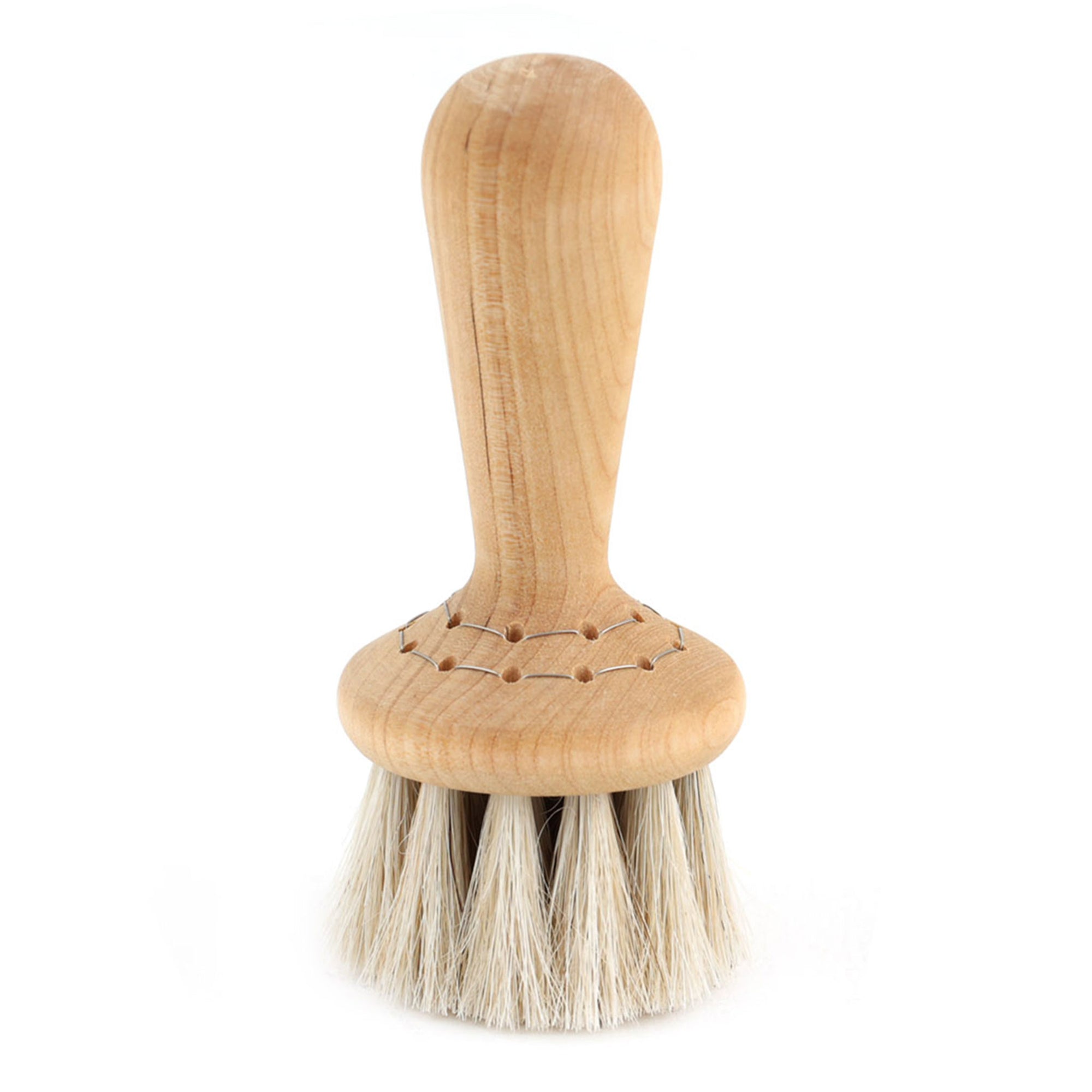 Iris Hantverk（イリス・ハントバーク）は、スウェーデン・エンシェーデの工房を拠点に、視覚障がいを持つ職人たちが伝統的な技法でブラシを手作りしているブランドです。現在は17名のスタッフのうち6名が視覚障がい者であり、さらにエストニアの職人とも協力しています。ブラシはストックホルムの直営店やオンラインショップ、スウェーデン国内外の卸先を通じて販売されています。1950年代から続く視覚障がい者の支援制度が2012年に打ち切られたことをきっかけに、長年会社に携わっていたリチャード・スパレンホークとサラ・エードヘルが経営を引き継ぎました。手作業で作られる天然素材のブラシは、高品質で温もりある使い心地が魅力です。Iris Hantverkは、「機能性と美しいデザイン、伝統技術と天然素材が融合した製品を通じて、ブラシ製造の職人技を次世代に継承すること」をビジョンに掲げています。