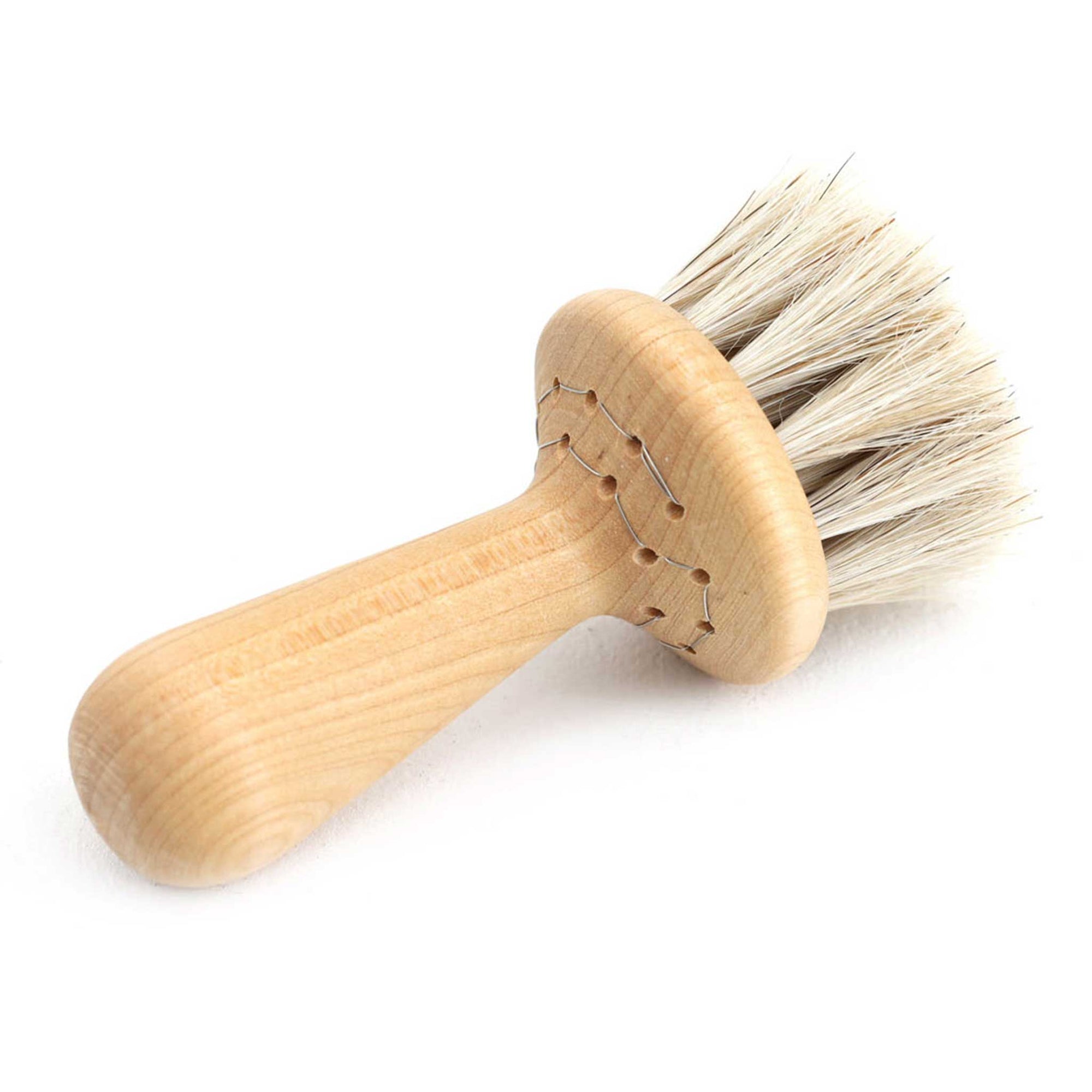 Iris Hantverk（イリス・ハントバーク）は、スウェーデン・エンシェーデの工房を拠点に、視覚障がいを持つ職人たちが伝統的な技法でブラシを手作りしているブランドです。現在は17名のスタッフのうち6名が視覚障がい者であり、さらにエストニアの職人とも協力しています。ブラシはストックホルムの直営店やオンラインショップ、スウェーデン国内外の卸先を通じて販売されています。1950年代から続く視覚障がい者の支援制度が2012年に打ち切られたことをきっかけに、長年会社に携わっていたリチャード・スパレンホークとサラ・エードヘルが経営を引き継ぎました。手作業で作られる天然素材のブラシは、高品質で温もりある使い心地が魅力です。Iris Hantverkは、「機能性と美しいデザイン、伝統技術と天然素材が融合した製品を通じて、ブラシ製造の職人技を次世代に継承すること」をビジョンに掲げています。