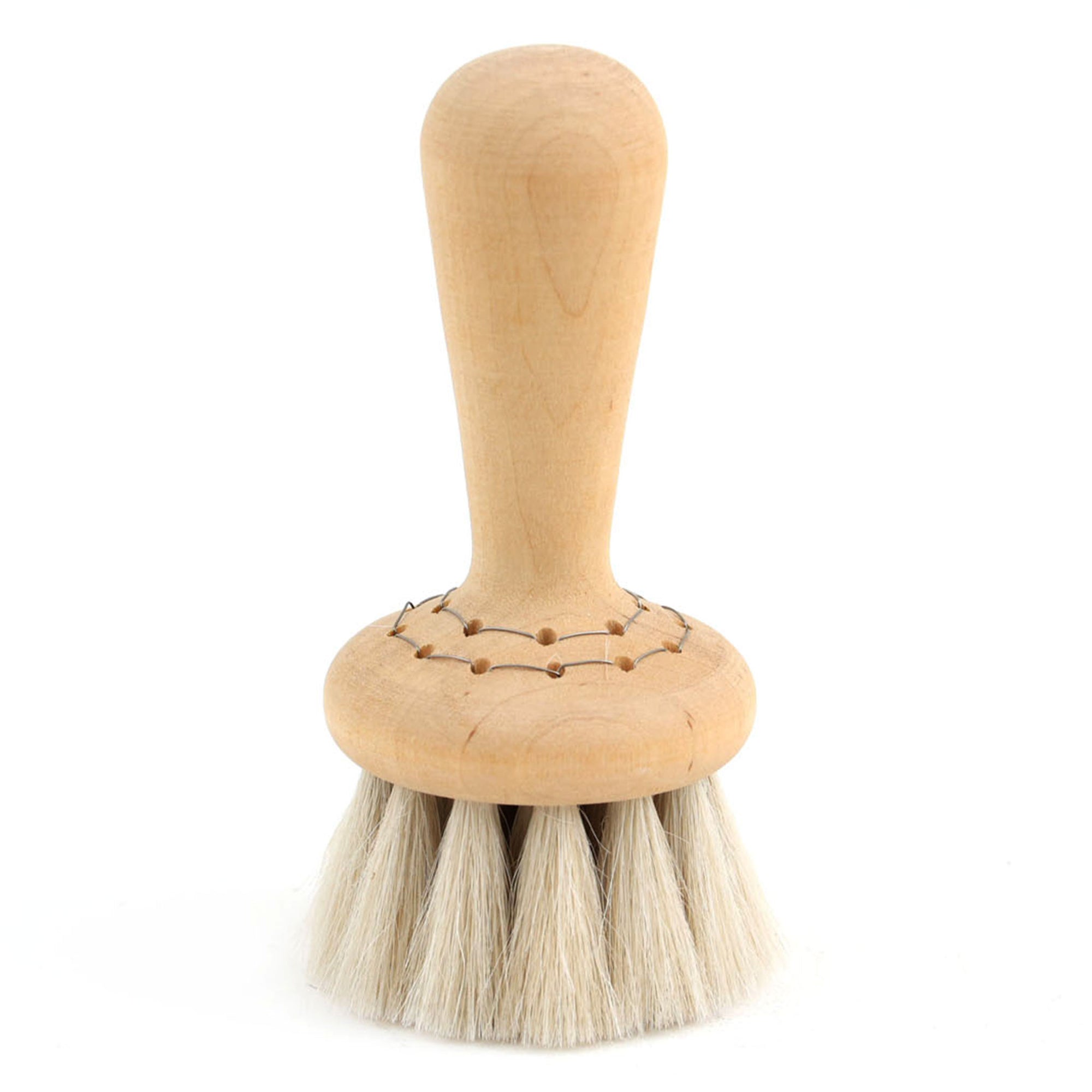 Iris Hantverk（イリス・ハントバーク）は、スウェーデン・エンシェーデの工房を拠点に、視覚障がいを持つ職人たちが伝統的な技法でブラシを手作りしているブランドです。現在は17名のスタッフのうち6名が視覚障がい者であり、さらにエストニアの職人とも協力しています。ブラシはストックホルムの直営店やオンラインショップ、スウェーデン国内外の卸先を通じて販売されています。1950年代から続く視覚障がい者の支援制度が2012年に打ち切られたことをきっかけに、長年会社に携わっていたリチャード・スパレンホークとサラ・エードヘルが経営を引き継ぎました。手作業で作られる天然素材のブラシは、高品質で温もりある使い心地が魅力です。Iris Hantverkは、「機能性と美しいデザイン、伝統技術と天然素材が融合した製品を通じて、ブラシ製造の職人技を次世代に継承すること」をビジョンに掲げています。