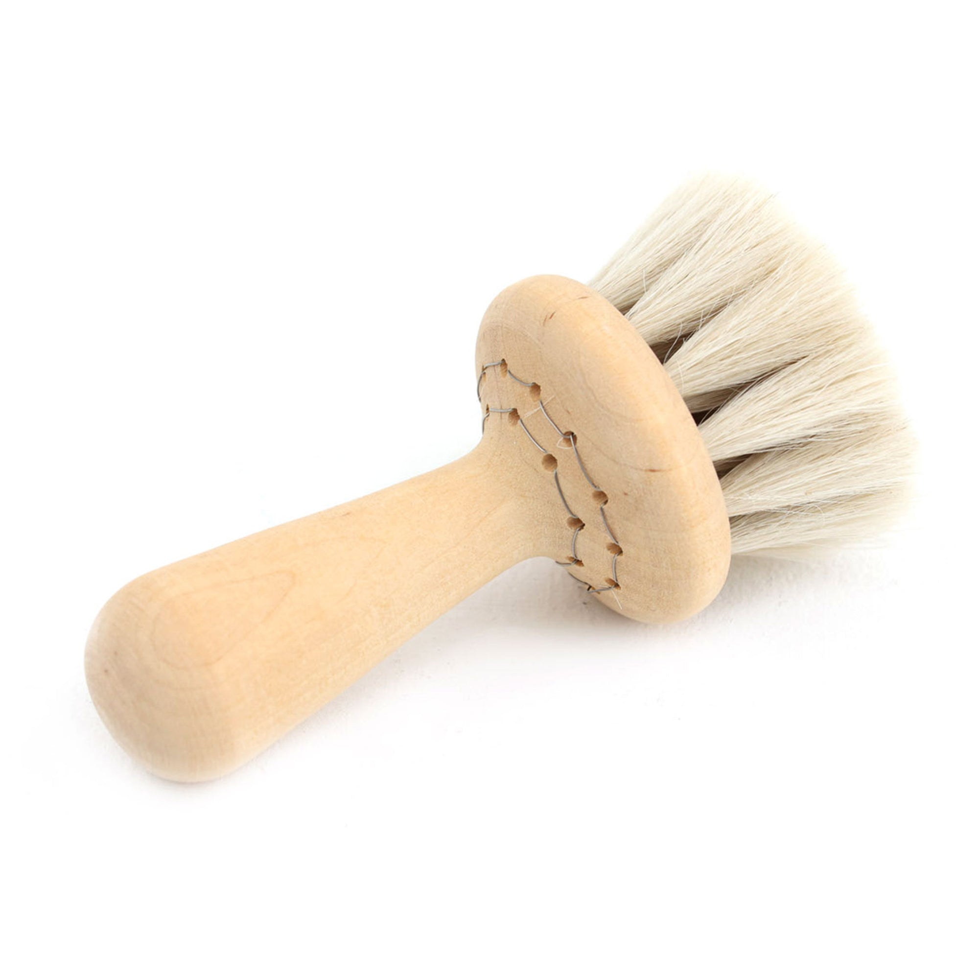 Iris Hantverk（イリス・ハントバーク）は、スウェーデン・エンシェーデの工房を拠点に、視覚障がいを持つ職人たちが伝統的な技法でブラシを手作りしているブランドです。現在は17名のスタッフのうち6名が視覚障がい者であり、さらにエストニアの職人とも協力しています。ブラシはストックホルムの直営店やオンラインショップ、スウェーデン国内外の卸先を通じて販売されています。1950年代から続く視覚障がい者の支援制度が2012年に打ち切られたことをきっかけに、長年会社に携わっていたリチャード・スパレンホークとサラ・エードヘルが経営を引き継ぎました。手作業で作られる天然素材のブラシは、高品質で温もりある使い心地が魅力です。Iris Hantverkは、「機能性と美しいデザイン、伝統技術と天然素材が融合した製品を通じて、ブラシ製造の職人技を次世代に継承すること」をビジョンに掲げています。