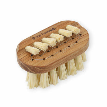 Iris Hantverk（イリス・ハントバーク）は、スウェーデン・エンシェーデの工房を拠点に、視覚障がいを持つ職人たちが伝統的な技法でブラシを手作りしているブランドです。現在は17名のスタッフのうち6名が視覚障がい者であり、さらにエストニアの職人とも協力しています。ブラシはストックホルムの直営店やオンラインショップ、スウェーデン国内外の卸先を通じて販売されています。1950年代から続く視覚障がい者の支援制度が2012年に打ち切られたことをきっかけに、長年会社に携わっていたリチャード・スパレンホークとサラ・エードヘルが経営を引き継ぎました。手作業で作られる天然素材のブラシは、高品質で温もりある使い心地が魅力です。Iris Hantverkは、「機能性と美しいデザイン、伝統技術と天然素材が融合した製品を通じて、ブラシ製造の職人技を次世代に継承すること」をビジョンに掲げています。