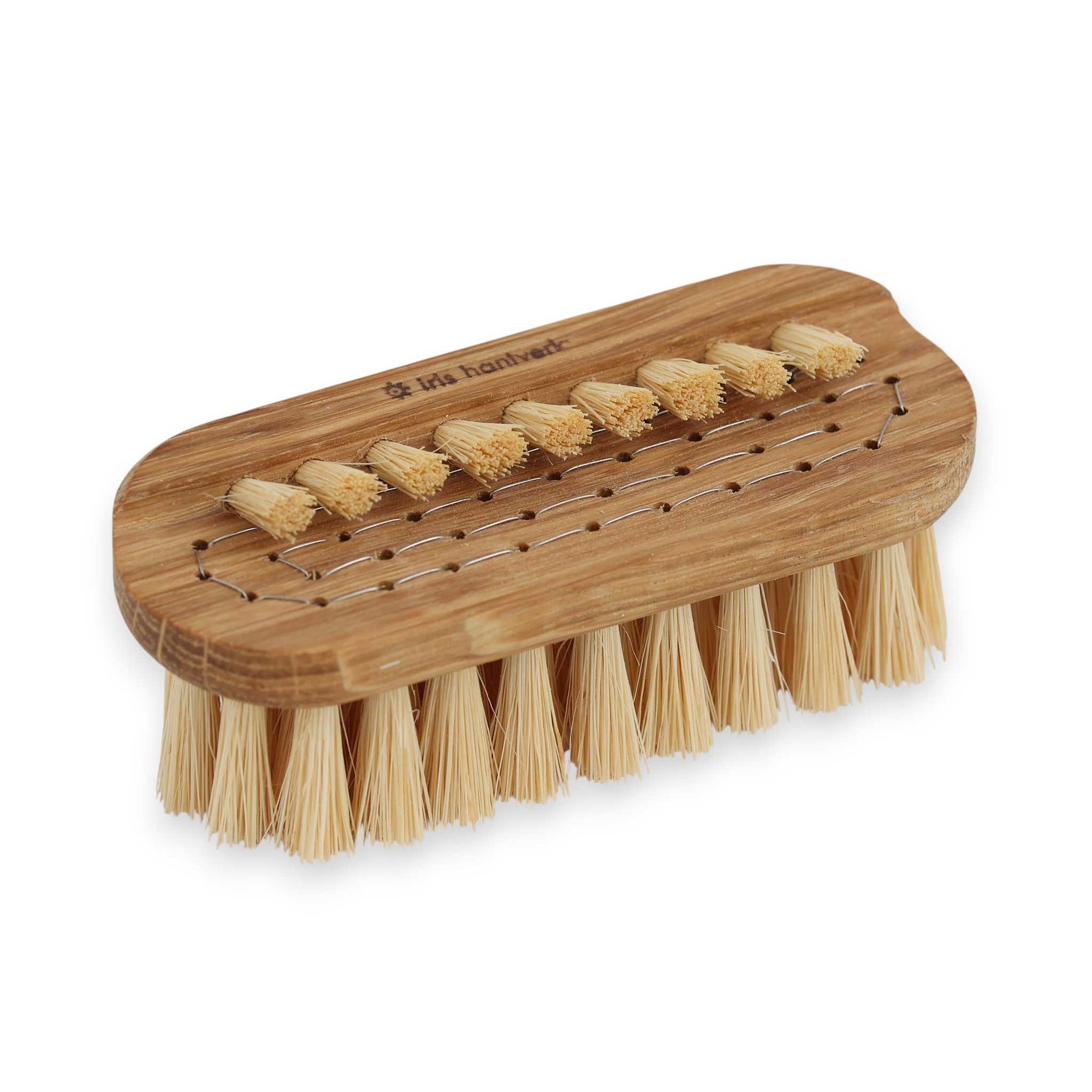 Iris Hantverk（イリス・ハントバーク）は、スウェーデン・エンシェーデの工房を拠点に、視覚障がいを持つ職人たちが伝統的な技法でブラシを手作りしているブランドです。現在は17名のスタッフのうち6名が視覚障がい者であり、さらにエストニアの職人とも協力しています。ブラシはストックホルムの直営店やオンラインショップ、スウェーデン国内外の卸先を通じて販売されています。1950年代から続く視覚障がい者の支援制度が2012年に打ち切られたことをきっかけに、長年会社に携わっていたリチャード・スパレンホークとサラ・エードヘルが経営を引き継ぎました。手作業で作られる天然素材のブラシは、高品質で温もりある使い心地が魅力です。Iris Hantverkは、「機能性と美しいデザイン、伝統技術と天然素材が融合した製品を通じて、ブラシ製造の職人技を次世代に継承すること」をビジョンに掲げています。