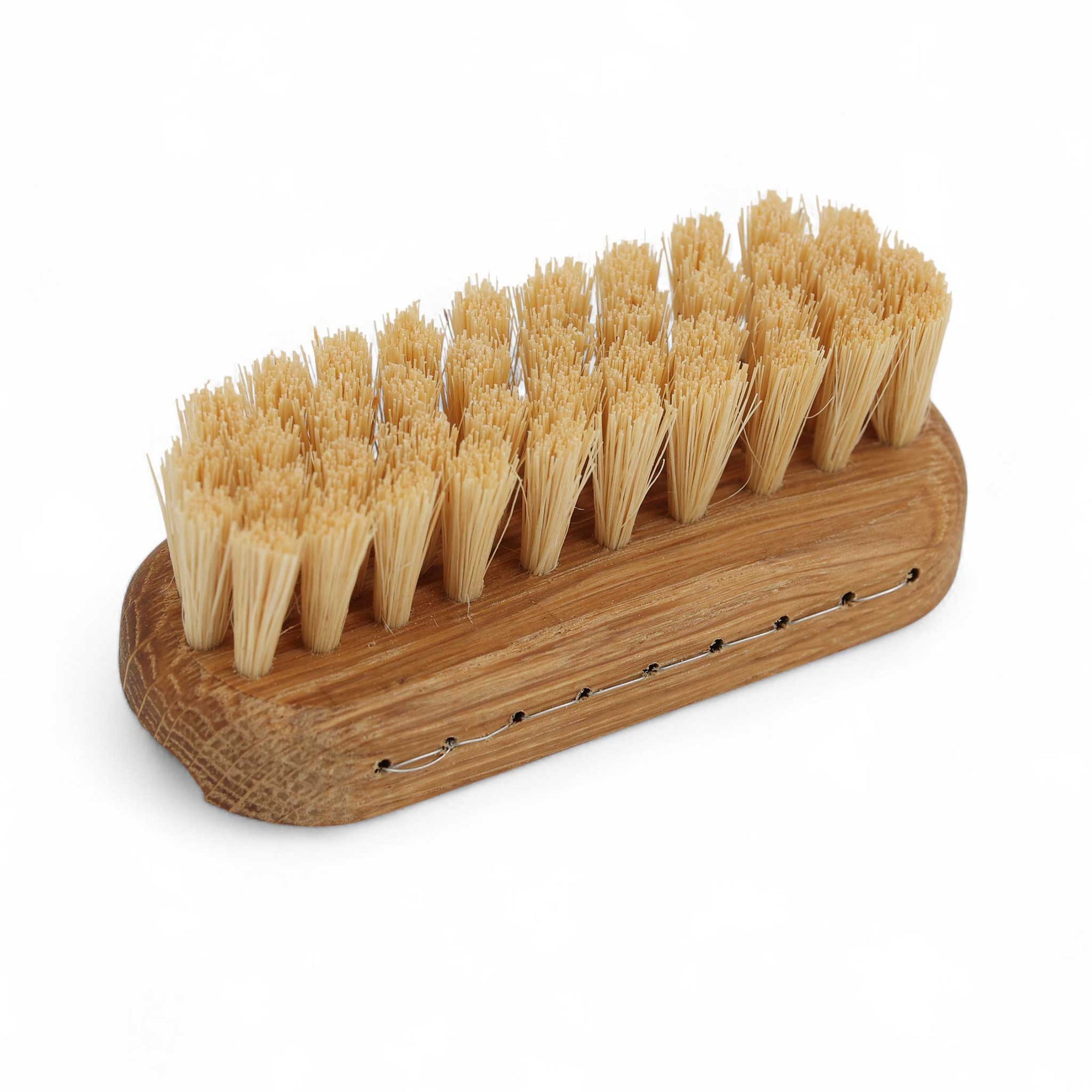 Iris Hantverk（イリス・ハントバーク）は、スウェーデン・エンシェーデの工房を拠点に、視覚障がいを持つ職人たちが伝統的な技法でブラシを手作りしているブランドです。現在は17名のスタッフのうち6名が視覚障がい者であり、さらにエストニアの職人とも協力しています。ブラシはストックホルムの直営店やオンラインショップ、スウェーデン国内外の卸先を通じて販売されています。1950年代から続く視覚障がい者の支援制度が2012年に打ち切られたことをきっかけに、長年会社に携わっていたリチャード・スパレンホークとサラ・エードヘルが経営を引き継ぎました。手作業で作られる天然素材のブラシは、高品質で温もりある使い心地が魅力です。Iris Hantverkは、「機能性と美しいデザイン、伝統技術と天然素材が融合した製品を通じて、ブラシ製造の職人技を次世代に継承すること」をビジョンに掲げています。