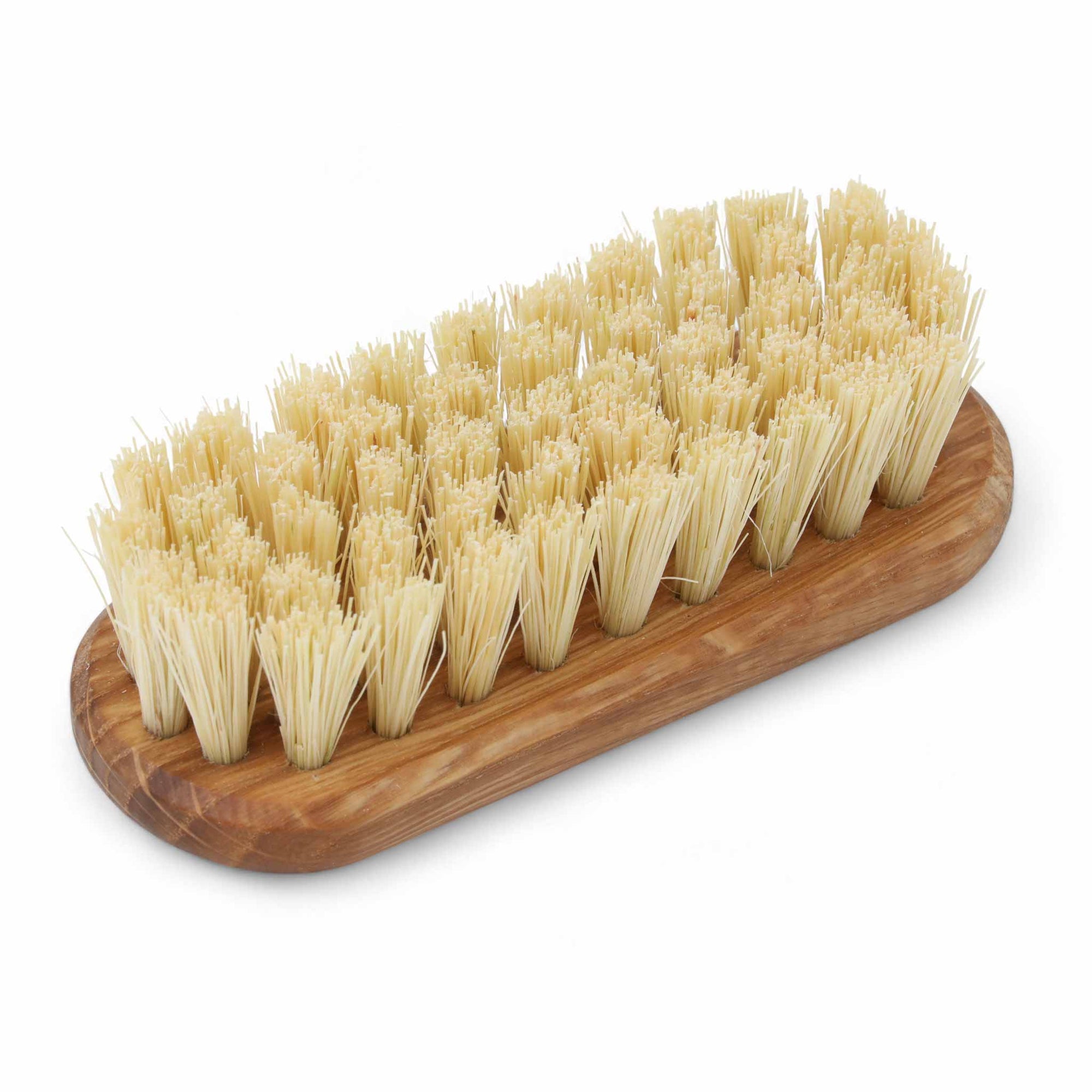 Iris Hantverk（イリス・ハントバーク）は、スウェーデン・エンシェーデの工房を拠点に、視覚障がいを持つ職人たちが伝統的な技法でブラシを手作りしているブランドです。現在は17名のスタッフのうち6名が視覚障がい者であり、さらにエストニアの職人とも協力しています。ブラシはストックホルムの直営店やオンラインショップ、スウェーデン国内外の卸先を通じて販売されています。1950年代から続く視覚障がい者の支援制度が2012年に打ち切られたことをきっかけに、長年会社に携わっていたリチャード・スパレンホークとサラ・エードヘルが経営を引き継ぎました。手作業で作られる天然素材のブラシは、高品質で温もりある使い心地が魅力です。Iris Hantverkは、「機能性と美しいデザイン、伝統技術と天然素材が融合した製品を通じて、ブラシ製造の職人技を次世代に継承すること」をビジョンに掲げています。