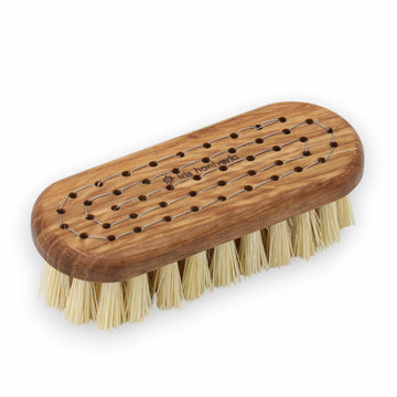 Iris Hantverk（イリス・ハントバーク）は、スウェーデン・エンシェーデの工房を拠点に、視覚障がいを持つ職人たちが伝統的な技法でブラシを手作りしているブランドです。現在は17名のスタッフのうち6名が視覚障がい者であり、さらにエストニアの職人とも協力しています。ブラシはストックホルムの直営店やオンラインショップ、スウェーデン国内外の卸先を通じて販売されています。1950年代から続く視覚障がい者の支援制度が2012年に打ち切られたことをきっかけに、長年会社に携わっていたリチャード・スパレンホークとサラ・エードヘルが経営を引き継ぎました。手作業で作られる天然素材のブラシは、高品質で温もりある使い心地が魅力です。Iris Hantverkは、「機能性と美しいデザイン、伝統技術と天然素材が融合した製品を通じて、ブラシ製造の職人技を次世代に継承すること」をビジョンに掲げています。