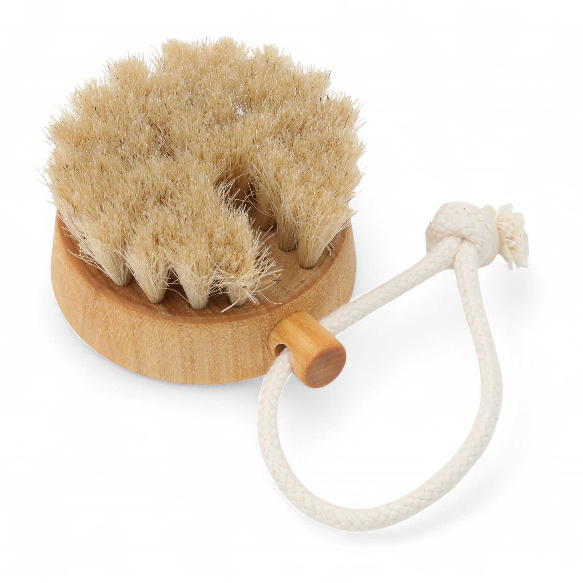 Iris Hantverk（イリス・ハントバーク）は、スウェーデン・エンシェーデの工房を拠点に、視覚障がいを持つ職人たちが伝統的な技法でブラシを手作りしているブランドです。現在は17名のスタッフのうち6名が視覚障がい者であり、さらにエストニアの職人とも協力しています。ブラシはストックホルムの直営店やオンラインショップ、スウェーデン国内外の卸先を通じて販売されています。1950年代から続く視覚障がい者の支援制度が2012年に打ち切られたことをきっかけに、長年会社に携わっていたリチャード・スパレンホークとサラ・エードヘルが経営を引き継ぎました。手作業で作られる天然素材のブラシは、高品質で温もりある使い心地が魅力です。Iris Hantverkは、「機能性と美しいデザイン、伝統技術と天然素材が融合した製品を通じて、ブラシ製造の職人技を次世代に継承すること」をビジョンに掲げています。