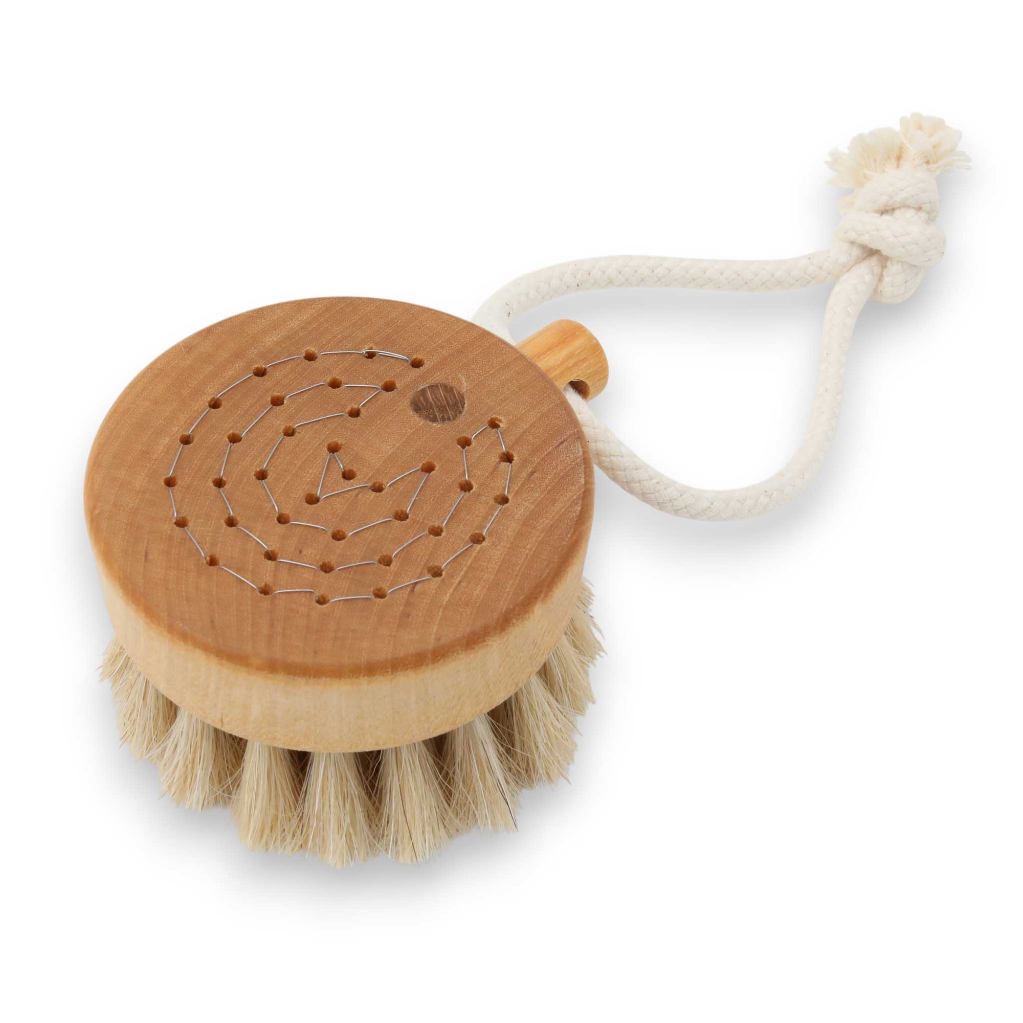 Iris Hantverk（イリス・ハントバーク）は、スウェーデン・エンシェーデの工房を拠点に、視覚障がいを持つ職人たちが伝統的な技法でブラシを手作りしているブランドです。現在は17名のスタッフのうち6名が視覚障がい者であり、さらにエストニアの職人とも協力しています。ブラシはストックホルムの直営店やオンラインショップ、スウェーデン国内外の卸先を通じて販売されています。1950年代から続く視覚障がい者の支援制度が2012年に打ち切られたことをきっかけに、長年会社に携わっていたリチャード・スパレンホークとサラ・エードヘルが経営を引き継ぎました。手作業で作られる天然素材のブラシは、高品質で温もりある使い心地が魅力です。Iris Hantverkは、「機能性と美しいデザイン、伝統技術と天然素材が融合した製品を通じて、ブラシ製造の職人技を次世代に継承すること」をビジョンに掲げています。