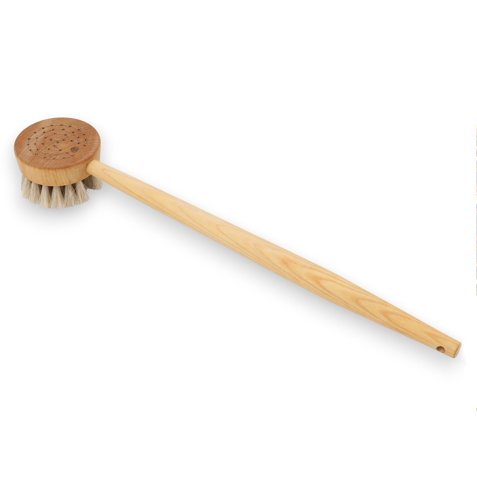 Iris Hantverk（イリス・ハントバーク）は、スウェーデン・エンシェーデの工房を拠点に、視覚障がいを持つ職人たちが伝統的な技法でブラシを手作りしているブランドです。現在は17名のスタッフのうち6名が視覚障がい者であり、さらにエストニアの職人とも協力しています。ブラシはストックホルムの直営店やオンラインショップ、スウェーデン国内外の卸先を通じて販売されています。1950年代から続く視覚障がい者の支援制度が2012年に打ち切られたことをきっかけに、長年会社に携わっていたリチャード・スパレンホークとサラ・エードヘルが経営を引き継ぎました。手作業で作られる天然素材のブラシは、高品質で温もりある使い心地が魅力です。Iris Hantverkは、「機能性と美しいデザイン、伝統技術と天然素材が融合した製品を通じて、ブラシ製造の職人技を次世代に継承すること」をビジョンに掲げています。