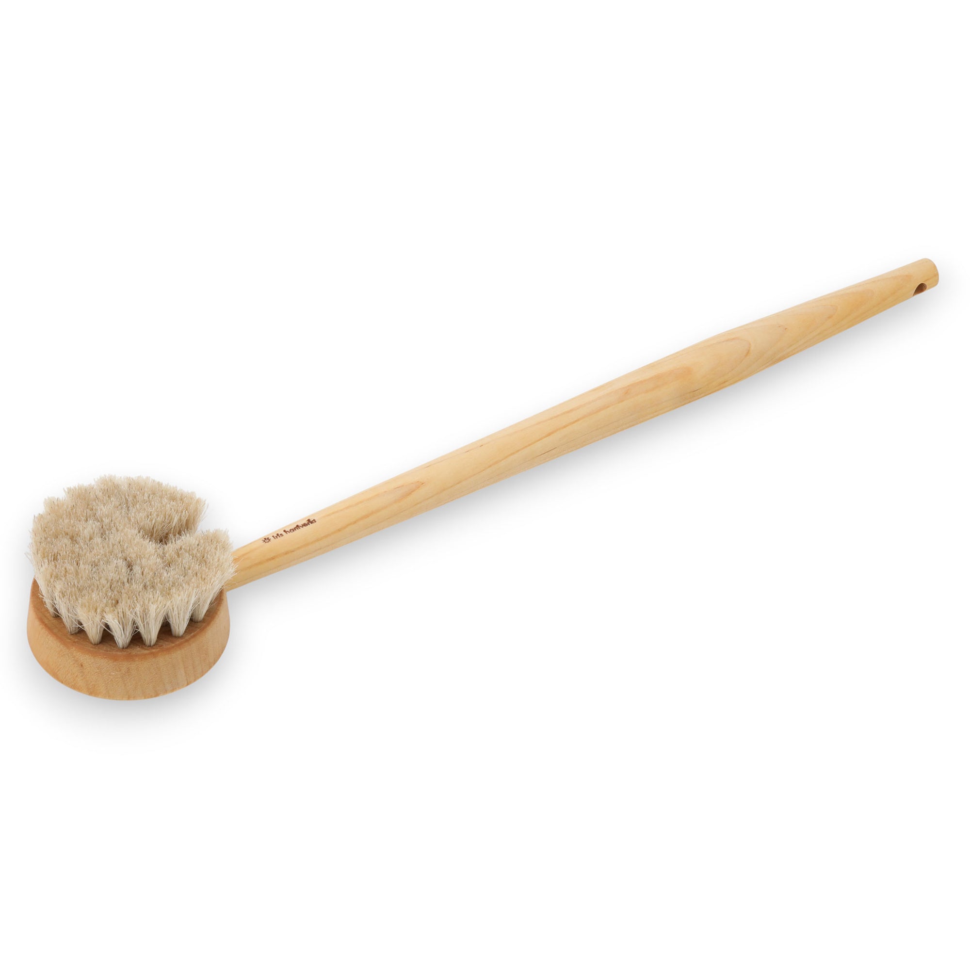 Iris Hantverk（イリス・ハントバーク）は、スウェーデン・エンシェーデの工房を拠点に、視覚障がいを持つ職人たちが伝統的な技法でブラシを手作りしているブランドです。現在は17名のスタッフのうち6名が視覚障がい者であり、さらにエストニアの職人とも協力しています。ブラシはストックホルムの直営店やオンラインショップ、スウェーデン国内外の卸先を通じて販売されています。1950年代から続く視覚障がい者の支援制度が2012年に打ち切られたことをきっかけに、長年会社に携わっていたリチャード・スパレンホークとサラ・エードヘルが経営を引き継ぎました。手作業で作られる天然素材のブラシは、高品質で温もりある使い心地が魅力です。Iris Hantverkは、「機能性と美しいデザイン、伝統技術と天然素材が融合した製品を通じて、ブラシ製造の職人技を次世代に継承すること」をビジョンに掲げています。