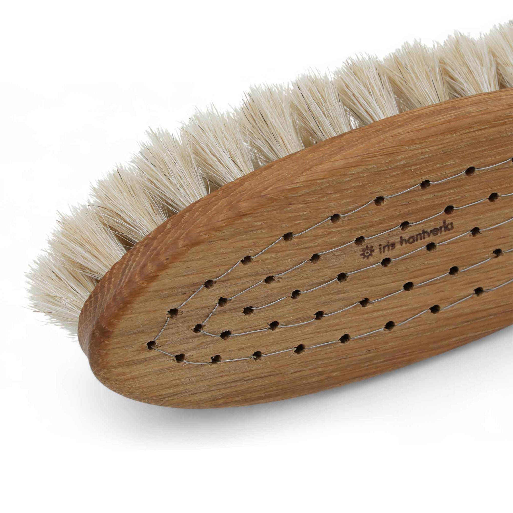 Iris Hantverk（イリス・ハントバーク）は、スウェーデン・エンシェーデの工房を拠点に、視覚障がいを持つ職人たちが伝統的な技法でブラシを手作りしているブランドです。現在は17名のスタッフのうち6名が視覚障がい者であり、さらにエストニアの職人とも協力しています。ブラシはストックホルムの直営店やオンラインショップ、スウェーデン国内外の卸先を通じて販売されています。1950年代から続く視覚障がい者の支援制度が2012年に打ち切られたことをきっかけに、長年会社に携わっていたリチャード・スパレンホークとサラ・エードヘルが経営を引き継ぎました。手作業で作られる天然素材のブラシは、高品質で温もりある使い心地が魅力です。Iris Hantverkは、「機能性と美しいデザイン、伝統技術と天然素材が融合した製品を通じて、ブラシ製造の職人技を次世代に継承すること」をビジョンに掲げています。