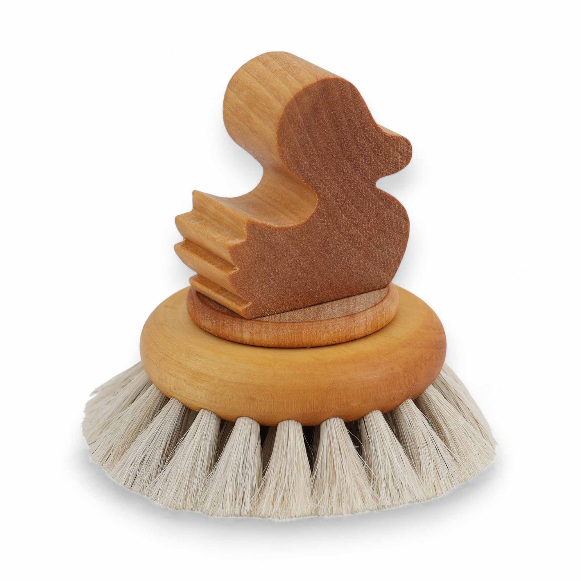 Iris Hantverk（イリス・ハントバーク）は、スウェーデン・エンシェーデの工房を拠点に、視覚障がいを持つ職人たちが伝統的な技法でブラシを手作りしているブランドです。現在は17名のスタッフのうち6名が視覚障がい者であり、さらにエストニアの職人とも協力しています。ブラシはストックホルムの直営店やオンラインショップ、スウェーデン国内外の卸先を通じて販売されています。1950年代から続く視覚障がい者の支援制度が2012年に打ち切られたことをきっかけに、長年会社に携わっていたリチャード・スパレンホークとサラ・エードヘルが経営を引き継ぎました。手作業で作られる天然素材のブラシは、高品質で温もりある使い心地が魅力です。Iris Hantverkは、「機能性と美しいデザイン、伝統技術と天然素材が融合した製品を通じて、ブラシ製造の職人技を次世代に継承すること」をビジョンに掲げています。