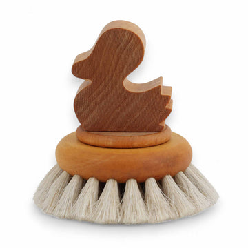 Iris Hantverk（イリス・ハントバーク）は、スウェーデン・エンシェーデの工房を拠点に、視覚障がいを持つ職人たちが伝統的な技法でブラシを手作りしているブランドです。現在は17名のスタッフのうち6名が視覚障がい者であり、さらにエストニアの職人とも協力しています。ブラシはストックホルムの直営店やオンラインショップ、スウェーデン国内外の卸先を通じて販売されています。1950年代から続く視覚障がい者の支援制度が2012年に打ち切られたことをきっかけに、長年会社に携わっていたリチャード・スパレンホークとサラ・エードヘルが経営を引き継ぎました。手作業で作られる天然素材のブラシは、高品質で温もりある使い心地が魅力です。Iris Hantverkは、「機能性と美しいデザイン、伝統技術と天然素材が融合した製品を通じて、ブラシ製造の職人技を次世代に継承すること」をビジョンに掲げています。