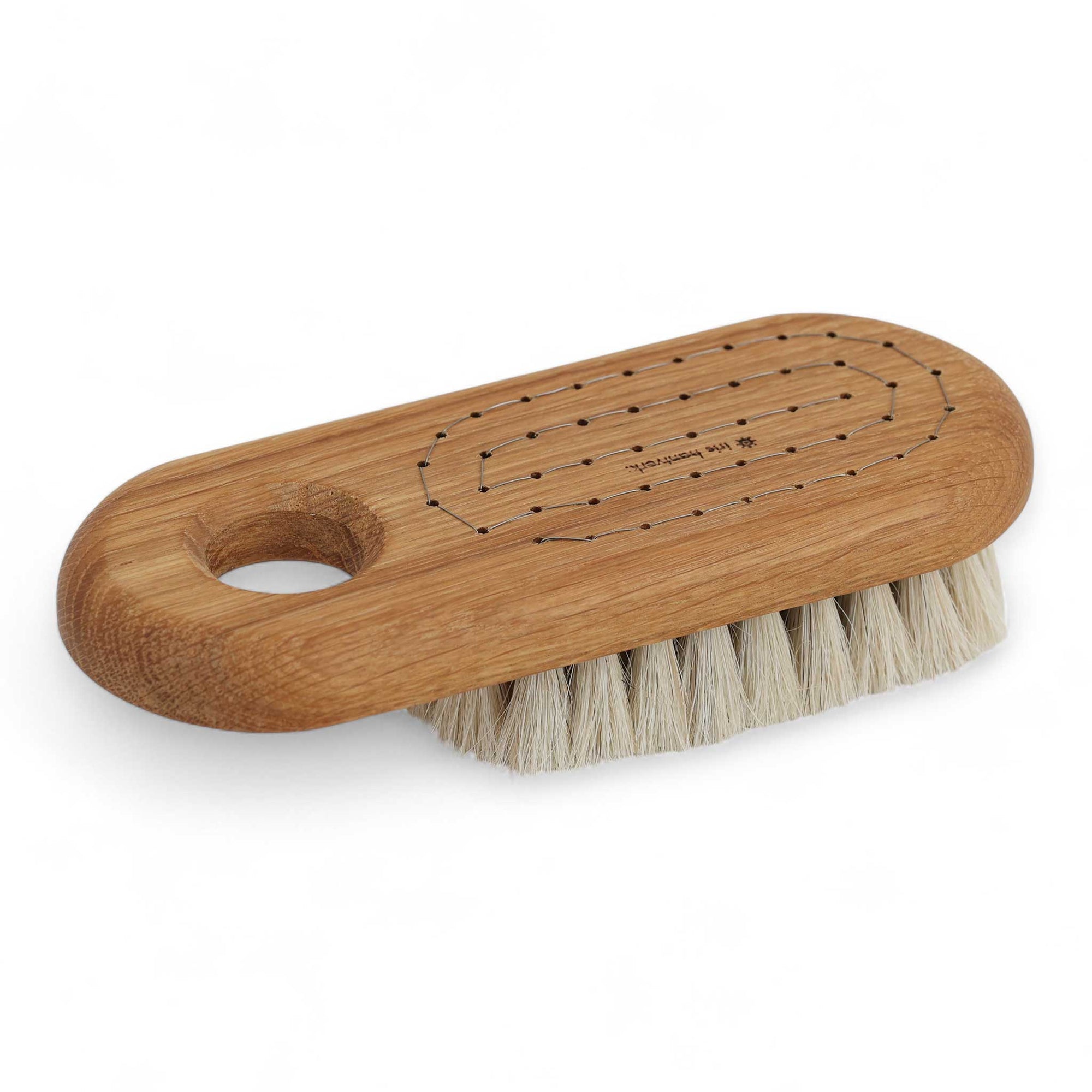 Iris Hantverk（イリス・ハントバーク）は、スウェーデン・エンシェーデの工房を拠点に、視覚障がいを持つ職人たちが伝統的な技法でブラシを手作りしているブランドです。現在は17名のスタッフのうち6名が視覚障がい者であり、さらにエストニアの職人とも協力しています。ブラシはストックホルムの直営店やオンラインショップ、スウェーデン国内外の卸先を通じて販売されています。1950年代から続く視覚障がい者の支援制度が2012年に打ち切られたことをきっかけに、長年会社に携わっていたリチャード・スパレンホークとサラ・エードヘルが経営を引き継ぎました。手作業で作られる天然素材のブラシは、高品質で温もりある使い心地が魅力です。Iris Hantverkは、「機能性と美しいデザイン、伝統技術と天然素材が融合した製品を通じて、ブラシ製造の職人技を次世代に継承すること」をビジョンに掲げています。