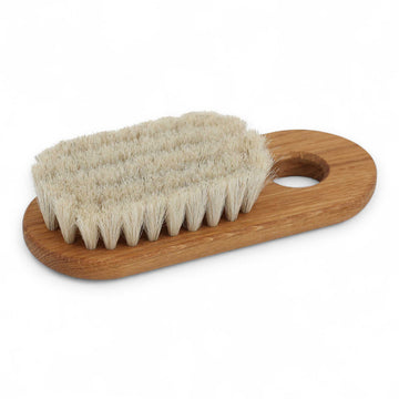 Iris Hantverk（イリス・ハントバーク）は、スウェーデン・エンシェーデの工房を拠点に、視覚障がいを持つ職人たちが伝統的な技法でブラシを手作りしているブランドです。現在は17名のスタッフのうち6名が視覚障がい者であり、さらにエストニアの職人とも協力しています。ブラシはストックホルムの直営店やオンラインショップ、スウェーデン国内外の卸先を通じて販売されています。1950年代から続く視覚障がい者の支援制度が2012年に打ち切られたことをきっかけに、長年会社に携わっていたリチャード・スパレンホークとサラ・エードヘルが経営を引き継ぎました。手作業で作られる天然素材のブラシは、高品質で温もりある使い心地が魅力です。Iris Hantverkは、「機能性と美しいデザイン、伝統技術と天然素材が融合した製品を通じて、ブラシ製造の職人技を次世代に継承すること」をビジョンに掲げています。