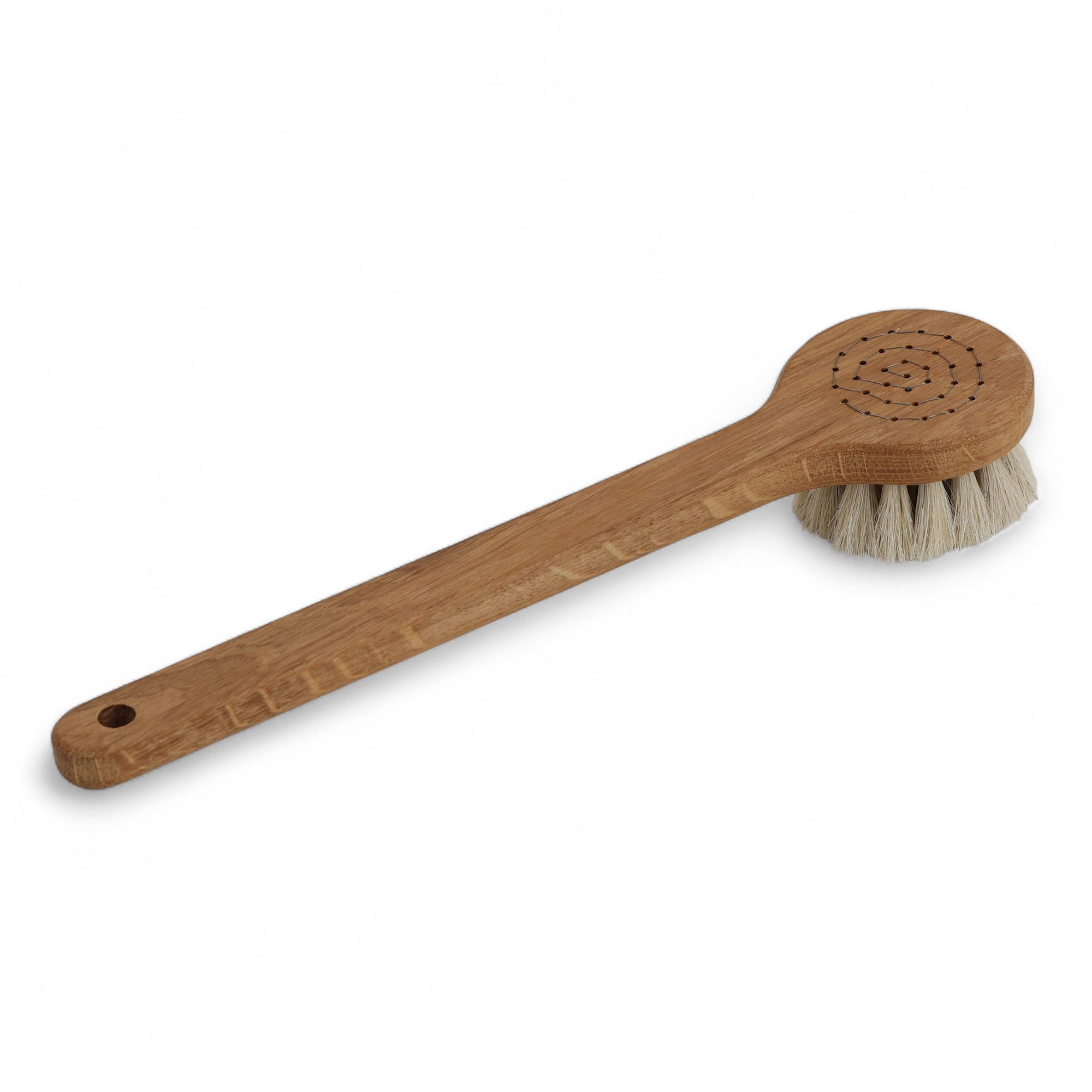 Iris Hantverk（イリス・ハントバーク）は、スウェーデン・エンシェーデの工房を拠点に、視覚障がいを持つ職人たちが伝統的な技法でブラシを手作りしているブランドです。現在は17名のスタッフのうち6名が視覚障がい者であり、さらにエストニアの職人とも協力しています。ブラシはストックホルムの直営店やオンラインショップ、スウェーデン国内外の卸先を通じて販売されています。1950年代から続く視覚障がい者の支援制度が2012年に打ち切られたことをきっかけに、長年会社に携わっていたリチャード・スパレンホークとサラ・エードヘルが経営を引き継ぎました。手作業で作られる天然素材のブラシは、高品質で温もりある使い心地が魅力です。Iris Hantverkは、「機能性と美しいデザイン、伝統技術と天然素材が融合した製品を通じて、ブラシ製造の職人技を次世代に継承すること」をビジョンに掲げています。