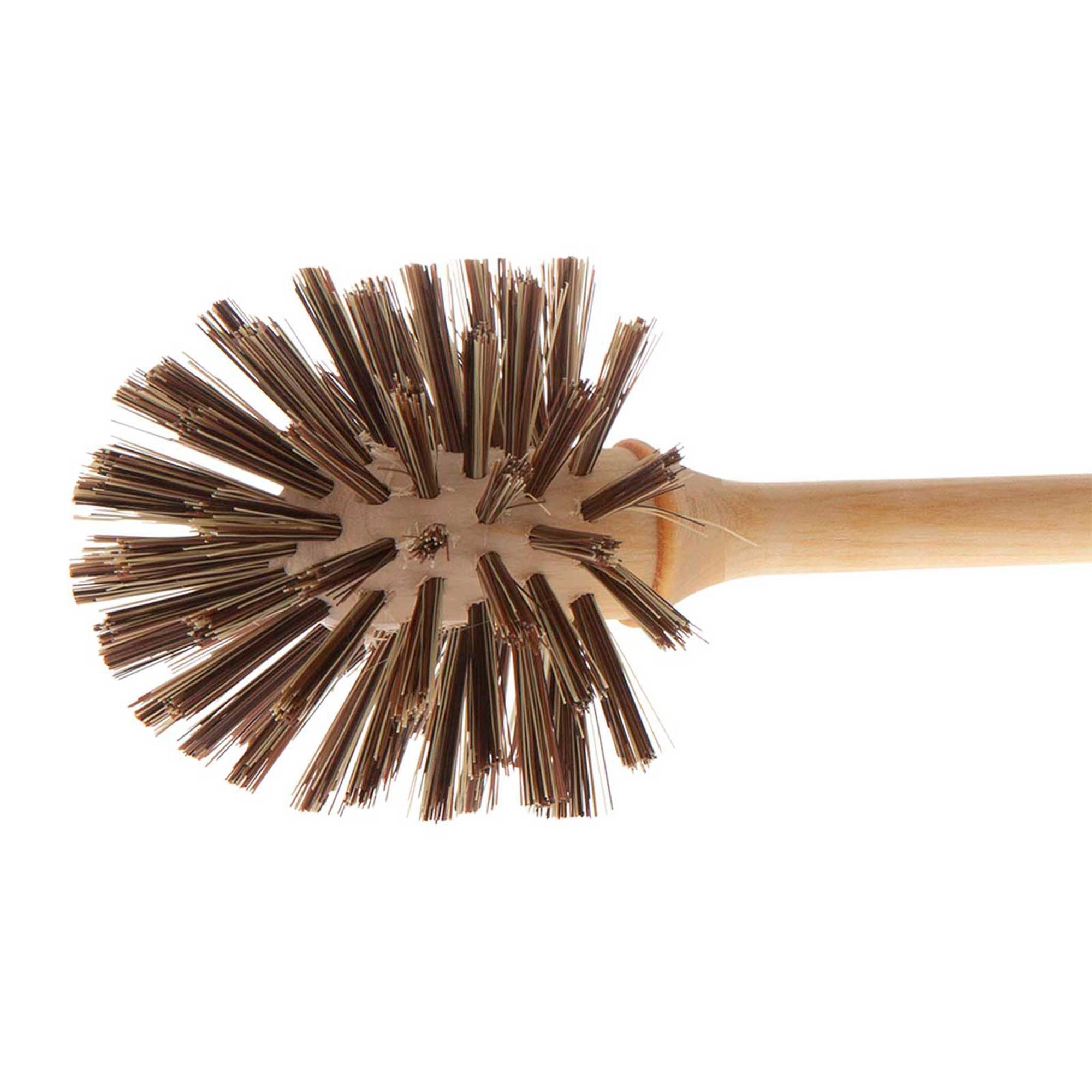 Iris Hantverk（イリス・ハントバーク）は、スウェーデン・エンシェーデの工房を拠点に、視覚障がいを持つ職人たちが伝統的な技法でブラシを手作りしているブランドです。現在は17名のスタッフのうち6名が視覚障がい者であり、さらにエストニアの職人とも協力しています。ブラシはストックホルムの直営店やオンラインショップ、スウェーデン国内外の卸先を通じて販売されています。1950年代から続く視覚障がい者の支援制度が2012年に打ち切られたことをきっかけに、長年会社に携わっていたリチャード・スパレンホークとサラ・エードヘルが経営を引き継ぎました。手作業で作られる天然素材のブラシは、高品質で温もりある使い心地が魅力です。Iris Hantverkは、「機能性と美しいデザイン、伝統技術と天然素材が融合した製品を通じて、ブラシ製造の職人技を次世代に継承すること」をビジョンに掲げています。