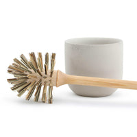 Iris Hantverk（イリス・ハントバーク）は、スウェーデン・エンシェーデの工房を拠点に、視覚障がいを持つ職人たちが伝統的な技法でブラシを手作りしているブランドです。現在は17名のスタッフのうち6名が視覚障がい者であり、さらにエストニアの職人とも協力しています。ブラシはストックホルムの直営店やオンラインショップ、スウェーデン国内外の卸先を通じて販売されています。1950年代から続く視覚障がい者の支援制度が2012年に打ち切られたことをきっかけに、長年会社に携わっていたリチャード・スパレンホークとサラ・エードヘルが経営を引き継ぎました。手作業で作られる天然素材のブラシは、高品質で温もりある使い心地が魅力です。Iris Hantverkは、「機能性と美しいデザイン、伝統技術と天然素材が融合した製品を通じて、ブラシ製造の職人技を次世代に継承すること」をビジョンに掲げています。