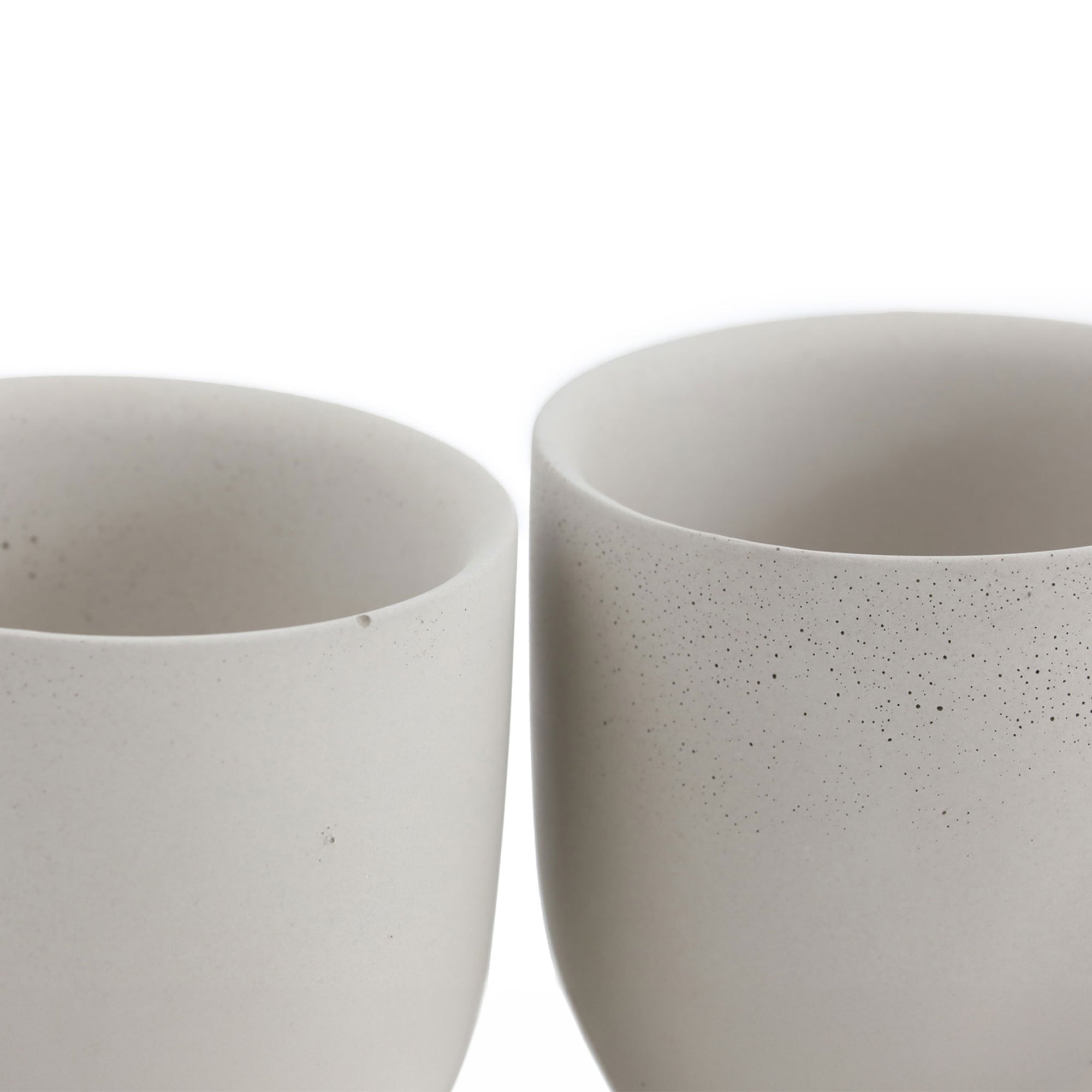 Iris Hantverk（イリス・ハントバーク）は、スウェーデン・エンシェーデの工房を拠点に、視覚障がいを持つ職人たちが伝統的な技法でブラシを手作りしているブランドです。現在は17名のスタッフのうち6名が視覚障がい者であり、さらにエストニアの職人とも協力しています。ブラシはストックホルムの直営店やオンラインショップ、スウェーデン国内外の卸先を通じて販売されています。1950年代から続く視覚障がい者の支援制度が2012年に打ち切られたことをきっかけに、長年会社に携わっていたリチャード・スパレンホークとサラ・エードヘルが経営を引き継ぎました。手作業で作られる天然素材のブラシは、高品質で温もりある使い心地が魅力です。Iris Hantverkは、「機能性と美しいデザイン、伝統技術と天然素材が融合した製品を通じて、ブラシ製造の職人技を次世代に継承すること」をビジョンに掲げています。