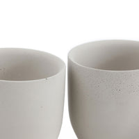 Iris Hantverk（イリス・ハントバーク）は、スウェーデン・エンシェーデの工房を拠点に、視覚障がいを持つ職人たちが伝統的な技法でブラシを手作りしているブランドです。現在は17名のスタッフのうち6名が視覚障がい者であり、さらにエストニアの職人とも協力しています。ブラシはストックホルムの直営店やオンラインショップ、スウェーデン国内外の卸先を通じて販売されています。1950年代から続く視覚障がい者の支援制度が2012年に打ち切られたことをきっかけに、長年会社に携わっていたリチャード・スパレンホークとサラ・エードヘルが経営を引き継ぎました。手作業で作られる天然素材のブラシは、高品質で温もりある使い心地が魅力です。Iris Hantverkは、「機能性と美しいデザイン、伝統技術と天然素材が融合した製品を通じて、ブラシ製造の職人技を次世代に継承すること」をビジョンに掲げています。