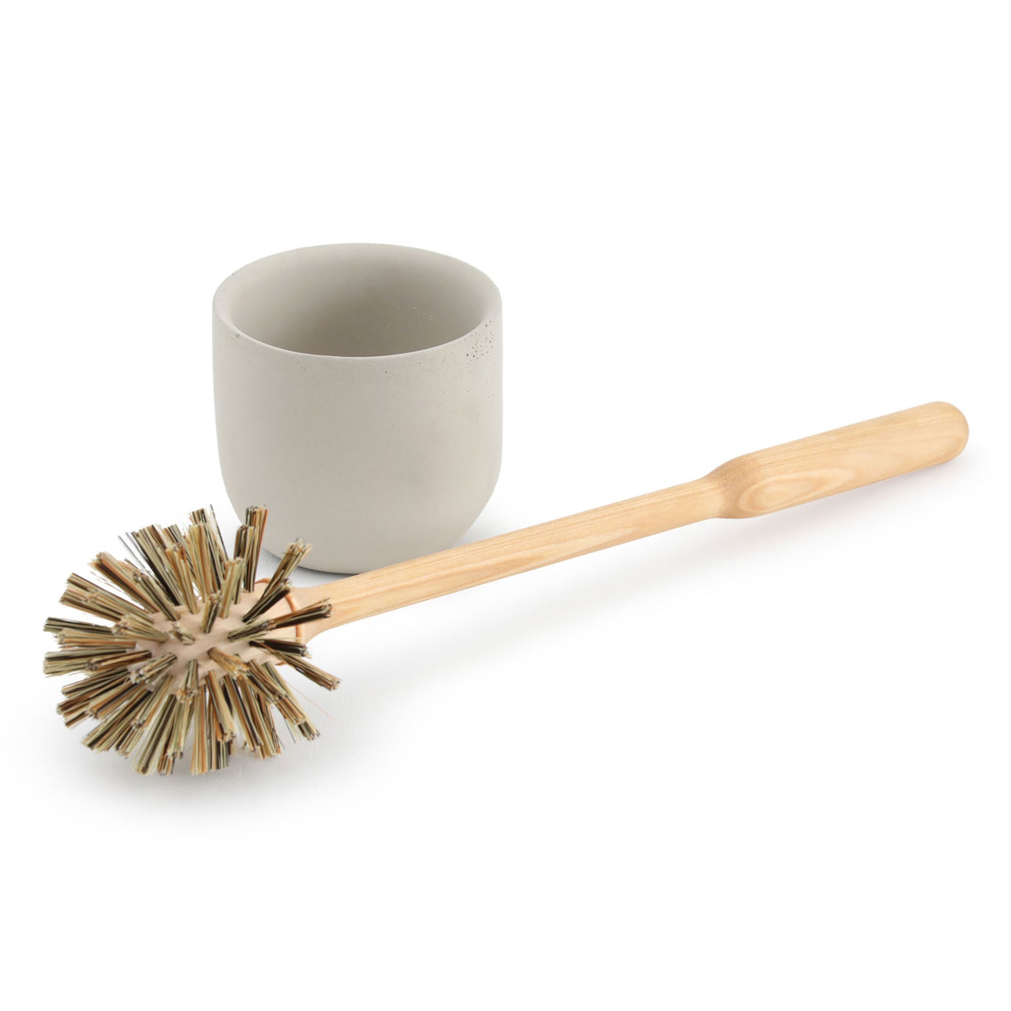 Iris Hantverk（イリス・ハントバーク）は、スウェーデン・エンシェーデの工房を拠点に、視覚障がいを持つ職人たちが伝統的な技法でブラシを手作りしているブランドです。現在は17名のスタッフのうち6名が視覚障がい者であり、さらにエストニアの職人とも協力しています。ブラシはストックホルムの直営店やオンラインショップ、スウェーデン国内外の卸先を通じて販売されています。1950年代から続く視覚障がい者の支援制度が2012年に打ち切られたことをきっかけに、長年会社に携わっていたリチャード・スパレンホークとサラ・エードヘルが経営を引き継ぎました。手作業で作られる天然素材のブラシは、高品質で温もりある使い心地が魅力です。Iris Hantverkは、「機能性と美しいデザイン、伝統技術と天然素材が融合した製品を通じて、ブラシ製造の職人技を次世代に継承すること」をビジョンに掲げています。