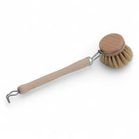 Iris Hantverk（イリス・ハントバーク）は、スウェーデン・エンシェーデの工房を拠点に、視覚障がいを持つ職人たちが伝統的な技法でブラシを手作りしているブランドです。現在は17名のスタッフのうち6名が視覚障がい者であり、さらにエストニアの職人とも協力しています。ブラシはストックホルムの直営店やオンラインショップ、スウェーデン国内外の卸先を通じて販売されています。1950年代から続く視覚障がい者の支援制度が2012年に打ち切られたことをきっかけに、長年会社に携わっていたリチャード・スパレンホークとサラ・エードヘルが経営を引き継ぎました。手作業で作られる天然素材のブラシは、高品質で温もりある使い心地が魅力です。Iris Hantverkは、「機能性と美しいデザイン、伝統技術と天然素材が融合した製品を通じて、ブラシ製造の職人技を次世代に継承すること」をビジョンに掲げています。