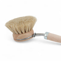 Iris Hantverk（イリス・ハントバーク）は、スウェーデン・エンシェーデの工房を拠点に、視覚障がいを持つ職人たちが伝統的な技法でブラシを手作りしているブランドです。現在は17名のスタッフのうち6名が視覚障がい者であり、さらにエストニアの職人とも協力しています。ブラシはストックホルムの直営店やオンラインショップ、スウェーデン国内外の卸先を通じて販売されています。1950年代から続く視覚障がい者の支援制度が2012年に打ち切られたことをきっかけに、長年会社に携わっていたリチャード・スパレンホークとサラ・エードヘルが経営を引き継ぎました。手作業で作られる天然素材のブラシは、高品質で温もりある使い心地が魅力です。Iris Hantverkは、「機能性と美しいデザイン、伝統技術と天然素材が融合した製品を通じて、ブラシ製造の職人技を次世代に継承すること」をビジョンに掲げています。