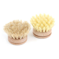 Iris Hantverk（イリス・ハントバーク）は、スウェーデン・エンシェーデの工房を拠点に、視覚障がいを持つ職人たちが伝統的な技法でブラシを手作りしているブランドです。現在は17名のスタッフのうち6名が視覚障がい者であり、さらにエストニアの職人とも協力しています。ブラシはストックホルムの直営店やオンラインショップ、スウェーデン国内外の卸先を通じて販売されています。1950年代から続く視覚障がい者の支援制度が2012年に打ち切られたことをきっかけに、長年会社に携わっていたリチャード・スパレンホークとサラ・エードヘルが経営を引き継ぎました。手作業で作られる天然素材のブラシは、高品質で温もりある使い心地が魅力です。Iris Hantverkは、「機能性と美しいデザイン、伝統技術と天然素材が融合した製品を通じて、ブラシ製造の職人技を次世代に継承すること」をビジョンに掲げています。