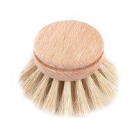 Iris Hantverk（イリス・ハントバーク）は、スウェーデン・エンシェーデの工房を拠点に、視覚障がいを持つ職人たちが伝統的な技法でブラシを手作りしているブランドです。現在は17名のスタッフのうち6名が視覚障がい者であり、さらにエストニアの職人とも協力しています。ブラシはストックホルムの直営店やオンラインショップ、スウェーデン国内外の卸先を通じて販売されています。1950年代から続く視覚障がい者の支援制度が2012年に打ち切られたことをきっかけに、長年会社に携わっていたリチャード・スパレンホークとサラ・エードヘルが経営を引き継ぎました。手作業で作られる天然素材のブラシは、高品質で温もりある使い心地が魅力です。Iris Hantverkは、「機能性と美しいデザイン、伝統技術と天然素材が融合した製品を通じて、ブラシ製造の職人技を次世代に継承すること」をビジョンに掲げています。