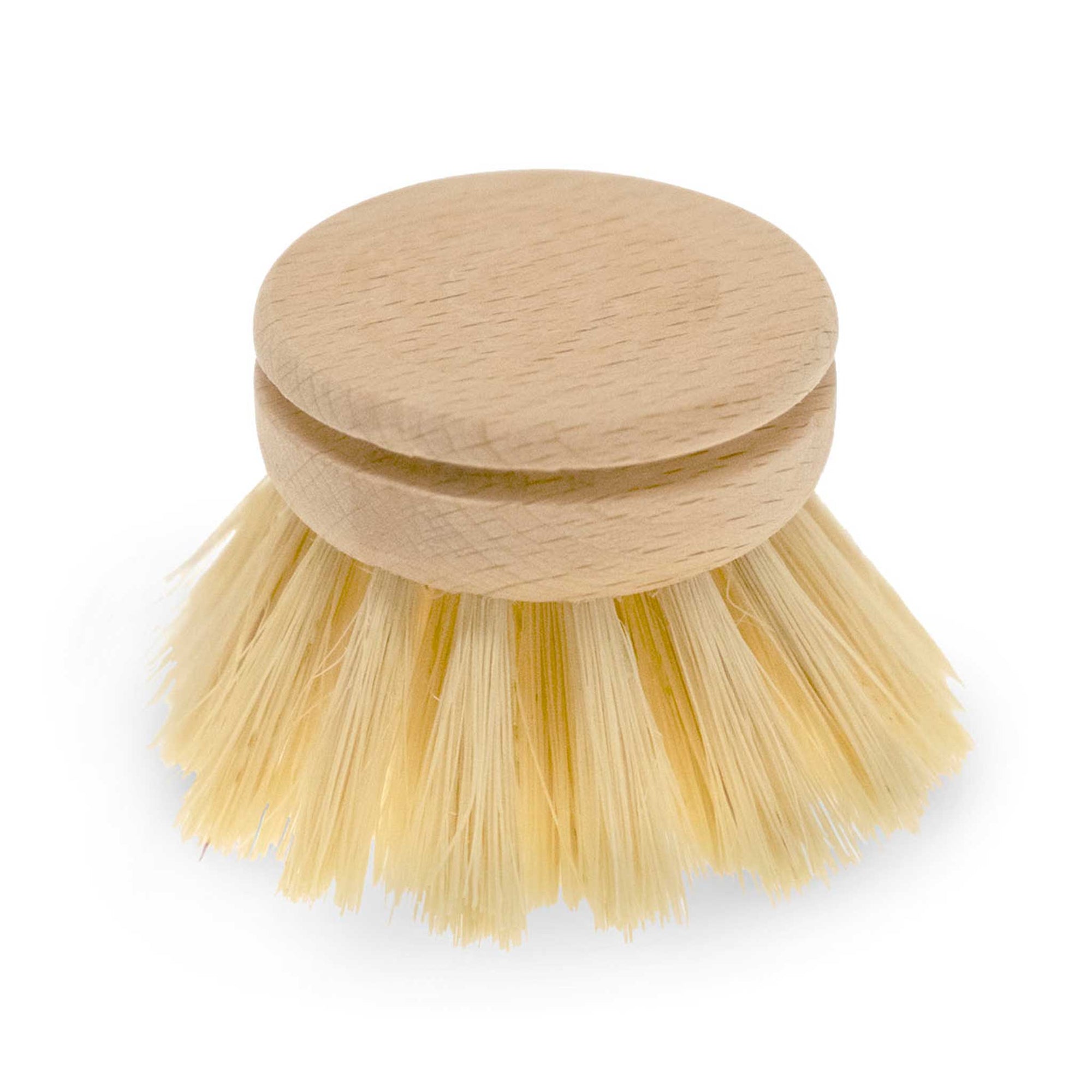 Iris Hantverk（イリス・ハントバーク）は、スウェーデン・エンシェーデの工房を拠点に、視覚障がいを持つ職人たちが伝統的な技法でブラシを手作りしているブランドです。現在は17名のスタッフのうち6名が視覚障がい者であり、さらにエストニアの職人とも協力しています。ブラシはストックホルムの直営店やオンラインショップ、スウェーデン国内外の卸先を通じて販売されています。1950年代から続く視覚障がい者の支援制度が2012年に打ち切られたことをきっかけに、長年会社に携わっていたリチャード・スパレンホークとサラ・エードヘルが経営を引き継ぎました。手作業で作られる天然素材のブラシは、高品質で温もりある使い心地が魅力です。Iris Hantverkは、「機能性と美しいデザイン、伝統技術と天然素材が融合した製品を通じて、ブラシ製造の職人技を次世代に継承すること」をビジョンに掲げています。