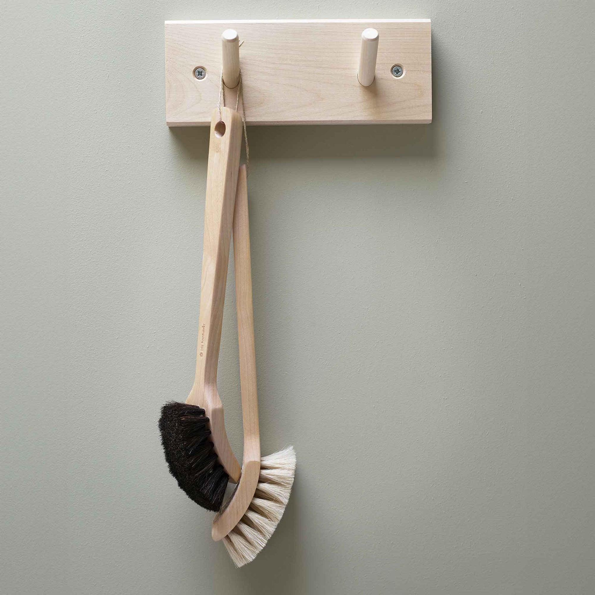 Iris Hantverk（イリス・ハントバーク）は、スウェーデン・エンシェーデの工房を拠点に、視覚障がいを持つ職人たちが伝統的な技法でブラシを手作りしているブランドです。現在は17名のスタッフのうち6名が視覚障がい者であり、さらにエストニアの職人とも協力しています。ブラシはストックホルムの直営店やオンラインショップ、スウェーデン国内外の卸先を通じて販売されています。1950年代から続く視覚障がい者の支援制度が2012年に打ち切られたことをきっかけに、長年会社に携わっていたリチャード・スパレンホークとサラ・エードヘルが経営を引き継ぎました。手作業で作られる天然素材のブラシは、高品質で温もりある使い心地が魅力です。Iris Hantverkは、「機能性と美しいデザイン、伝統技術と天然素材が融合した製品を通じて、ブラシ製造の職人技を次世代に継承すること」をビジョンに掲げています。