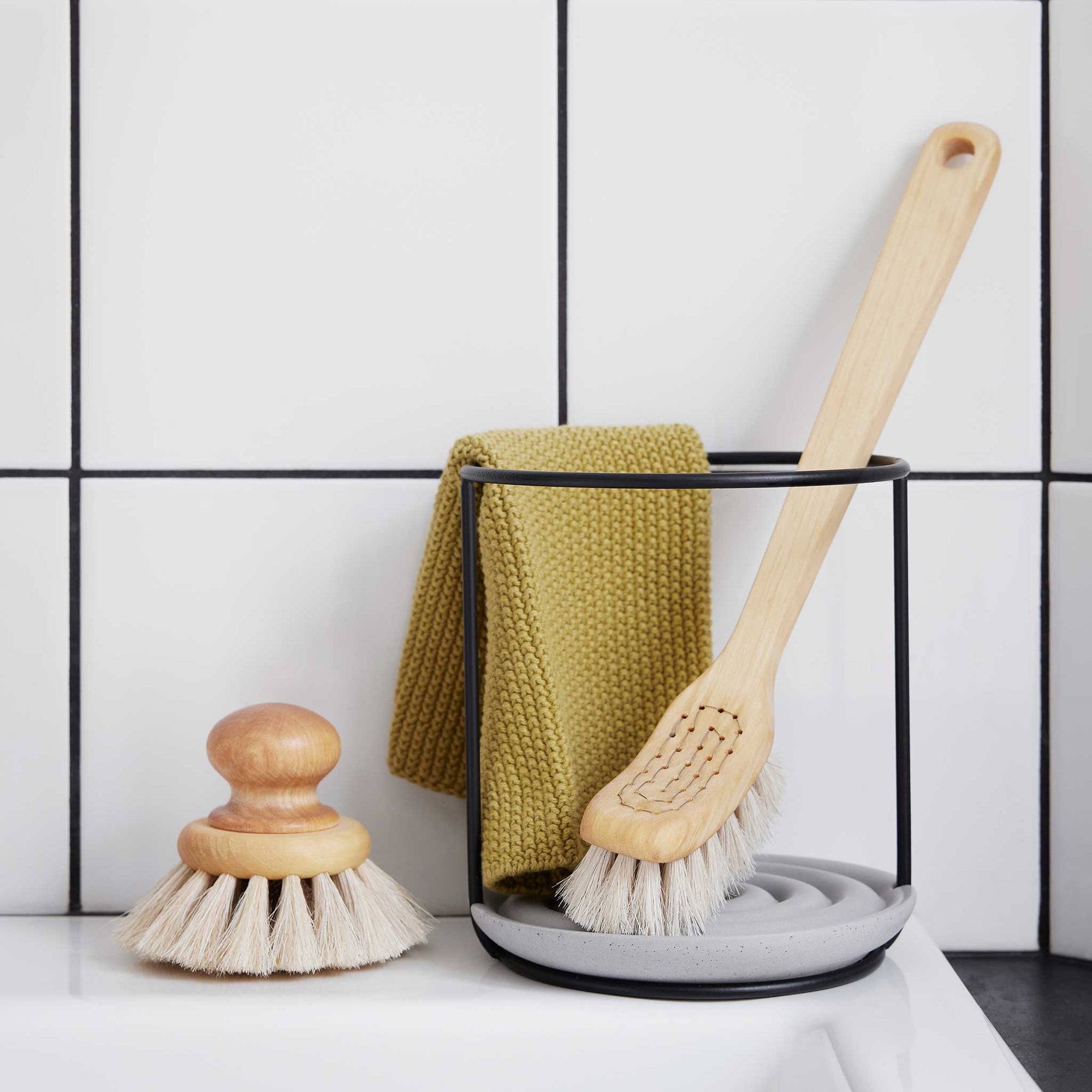 Iris Hantverk（イリス・ハントバーク）は、スウェーデン・エンシェーデの工房を拠点に、視覚障がいを持つ職人たちが伝統的な技法でブラシを手作りしているブランドです。現在は17名のスタッフのうち6名が視覚障がい者であり、さらにエストニアの職人とも協力しています。ブラシはストックホルムの直営店やオンラインショップ、スウェーデン国内外の卸先を通じて販売されています。1950年代から続く視覚障がい者の支援制度が2012年に打ち切られたことをきっかけに、長年会社に携わっていたリチャード・スパレンホークとサラ・エードヘルが経営を引き継ぎました。手作業で作られる天然素材のブラシは、高品質で温もりある使い心地が魅力です。Iris Hantverkは、「機能性と美しいデザイン、伝統技術と天然素材が融合した製品を通じて、ブラシ製造の職人技を次世代に継承すること」をビジョンに掲げています。