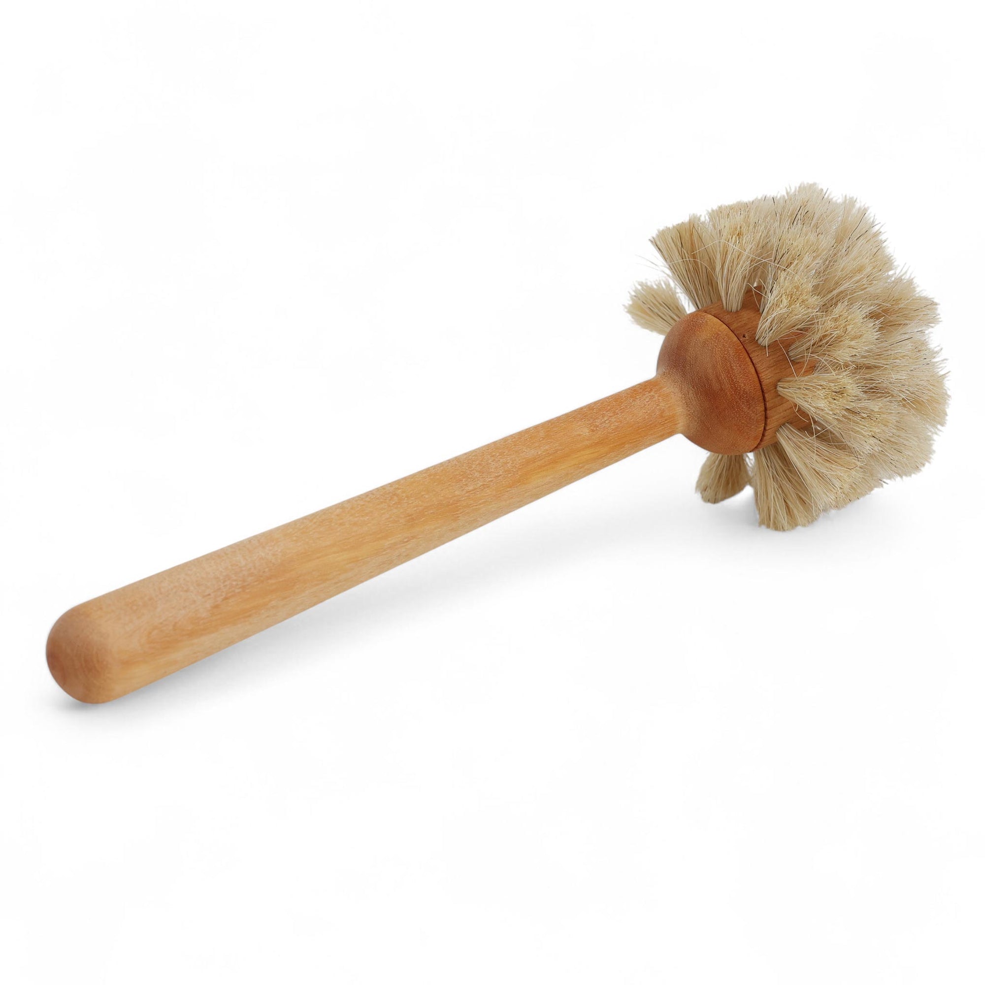 Iris Hantverk（イリス・ハントバーク）は、スウェーデン・エンシェーデの工房を拠点に、視覚障がいを持つ職人たちが伝統的な技法でブラシを手作りしているブランドです。現在は17名のスタッフのうち6名が視覚障がい者であり、さらにエストニアの職人とも協力しています。ブラシはストックホルムの直営店やオンラインショップ、スウェーデン国内外の卸先を通じて販売されています。1950年代から続く視覚障がい者の支援制度が2012年に打ち切られたことをきっかけに、長年会社に携わっていたリチャード・スパレンホークとサラ・エードヘルが経営を引き継ぎました。手作業で作られる天然素材のブラシは、高品質で温もりある使い心地が魅力です。Iris Hantverkは、「機能性と美しいデザイン、伝統技術と天然素材が融合した製品を通じて、ブラシ製造の職人技を次世代に継承すること」をビジョンに掲げています。