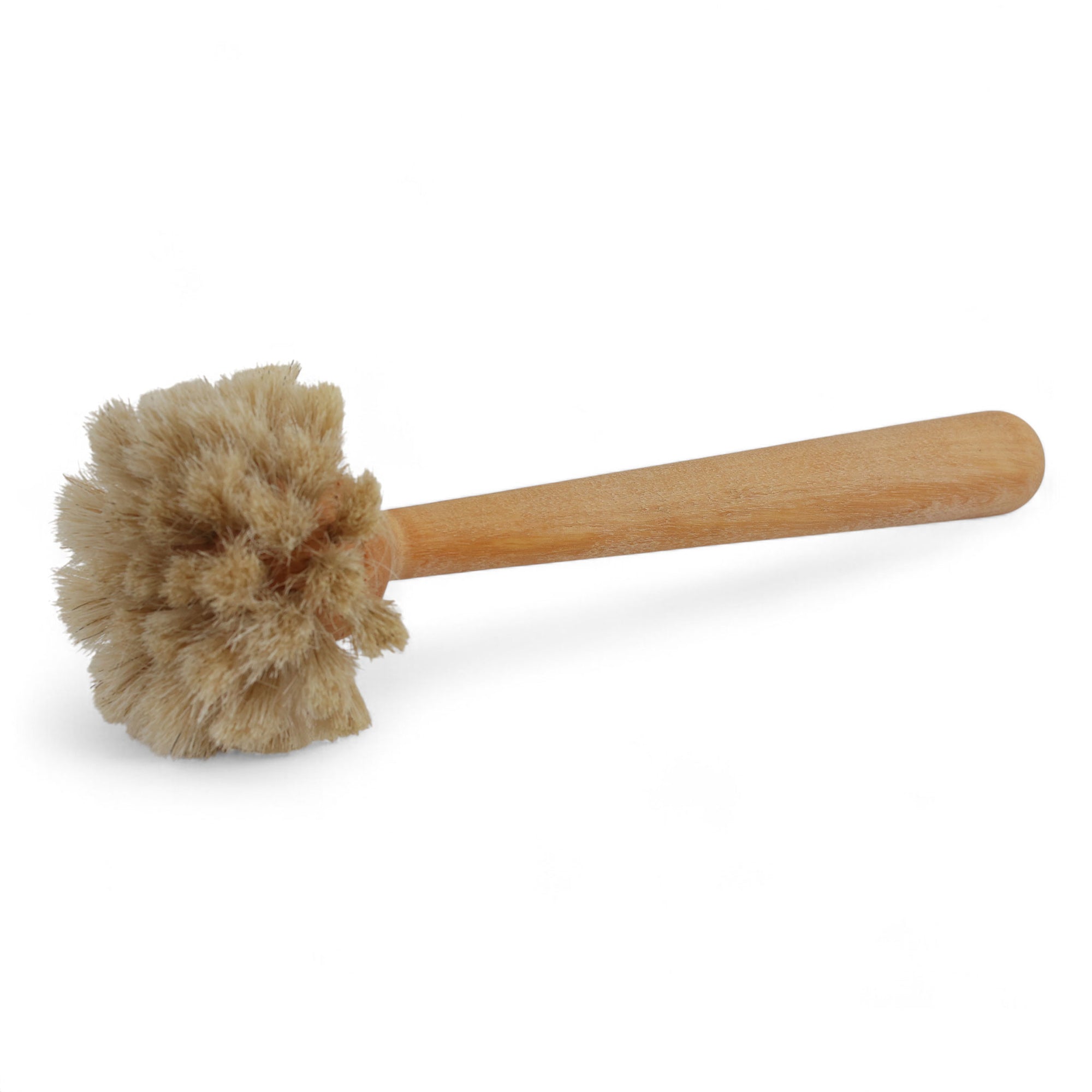 Iris Hantverk（イリス・ハントバーク）は、スウェーデン・エンシェーデの工房を拠点に、視覚障がいを持つ職人たちが伝統的な技法でブラシを手作りしているブランドです。現在は17名のスタッフのうち6名が視覚障がい者であり、さらにエストニアの職人とも協力しています。ブラシはストックホルムの直営店やオンラインショップ、スウェーデン国内外の卸先を通じて販売されています。1950年代から続く視覚障がい者の支援制度が2012年に打ち切られたことをきっかけに、長年会社に携わっていたリチャード・スパレンホークとサラ・エードヘルが経営を引き継ぎました。手作業で作られる天然素材のブラシは、高品質で温もりある使い心地が魅力です。Iris Hantverkは、「機能性と美しいデザイン、伝統技術と天然素材が融合した製品を通じて、ブラシ製造の職人技を次世代に継承すること」をビジョンに掲げています。