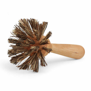 Iris Hantverk（イリス・ハントバーク）は、スウェーデン・エンシェーデの工房を拠点に、視覚障がいを持つ職人たちが伝統的な技法でブラシを手作りしているブランドです。現在は17名のスタッフのうち6名が視覚障がい者であり、さらにエストニアの職人とも協力しています。ブラシはストックホルムの直営店やオンラインショップ、スウェーデン国内外の卸先を通じて販売されています。1950年代から続く視覚障がい者の支援制度が2012年に打ち切られたことをきっかけに、長年会社に携わっていたリチャード・スパレンホークとサラ・エードヘルが経営を引き継ぎました。手作業で作られる天然素材のブラシは、高品質で温もりある使い心地が魅力です。Iris Hantverkは、「機能性と美しいデザイン、伝統技術と天然素材が融合した製品を通じて、ブラシ製造の職人技を次世代に継承すること」をビジョンに掲げています。