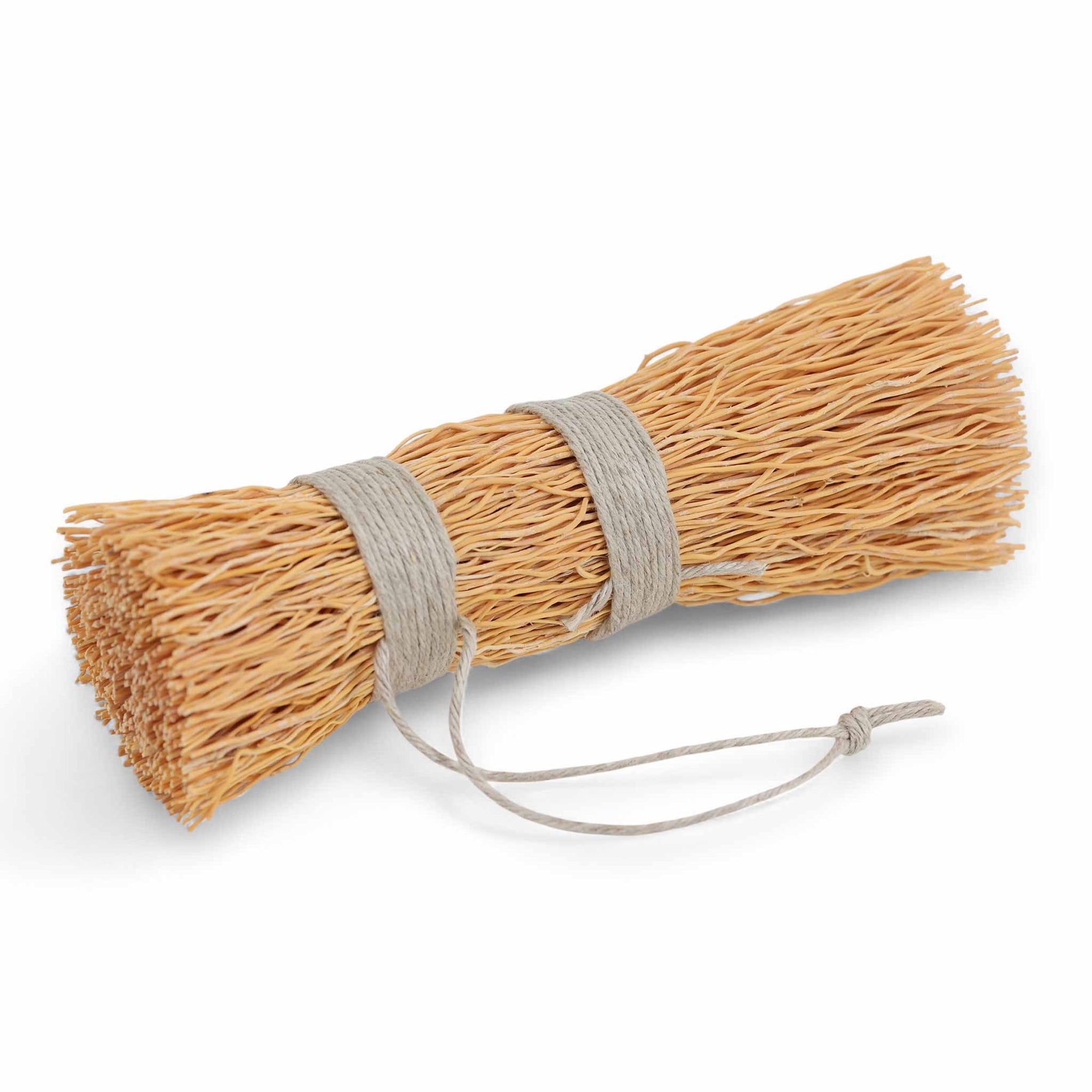 Iris Hantverk（イリス・ハントバーク）は、スウェーデン・エンシェーデの工房を拠点に、視覚障がいを持つ職人たちが伝統的な技法でブラシを手作りしているブランドです。現在は17名のスタッフのうち6名が視覚障がい者であり、さらにエストニアの職人とも協力しています。ブラシはストックホルムの直営店やオンラインショップ、スウェーデン国内外の卸先を通じて販売されています。1950年代から続く視覚障がい者の支援制度が2012年に打ち切られたことをきっかけに、長年会社に携わっていたリチャード・スパレンホークとサラ・エードヘルが経営を引き継ぎました。手作業で作られる天然素材のブラシは、高品質で温もりある使い心地が魅力です。Iris Hantverkは、「機能性と美しいデザイン、伝統技術と天然素材が融合した製品を通じて、ブラシ製造の職人技を次世代に継承すること」をビジョンに掲げています。