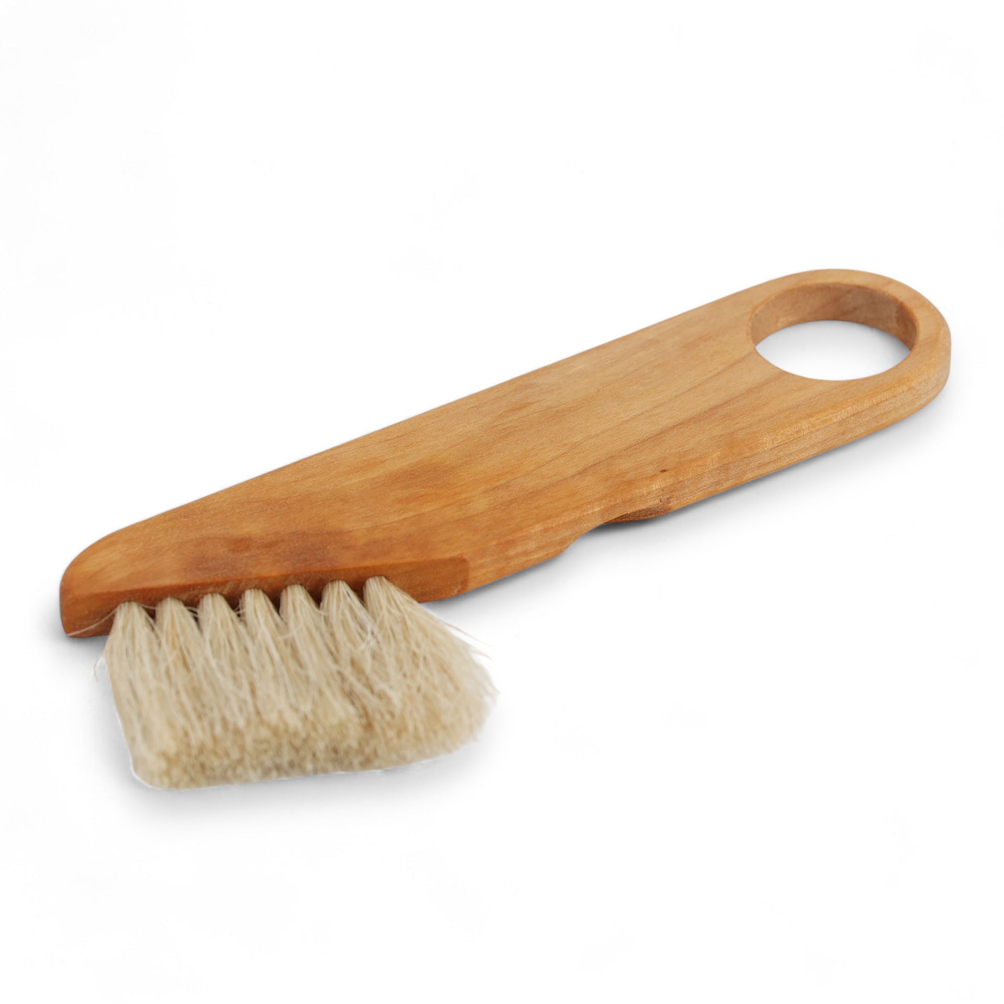 Iris Hantverk（イリス・ハントバーク）は、スウェーデン・エンシェーデの工房を拠点に、視覚障がいを持つ職人たちが伝統的な技法でブラシを手作りしているブランドです。現在は17名のスタッフのうち6名が視覚障がい者であり、さらにエストニアの職人とも協力しています。ブラシはストックホルムの直営店やオンラインショップ、スウェーデン国内外の卸先を通じて販売されています。1950年代から続く視覚障がい者の支援制度が2012年に打ち切られたことをきっかけに、長年会社に携わっていたリチャード・スパレンホークとサラ・エードヘルが経営を引き継ぎました。手作業で作られる天然素材のブラシは、高品質で温もりある使い心地が魅力です。Iris Hantverkは、「機能性と美しいデザイン、伝統技術と天然素材が融合した製品を通じて、ブラシ製造の職人技を次世代に継承すること」をビジョンに掲げています。