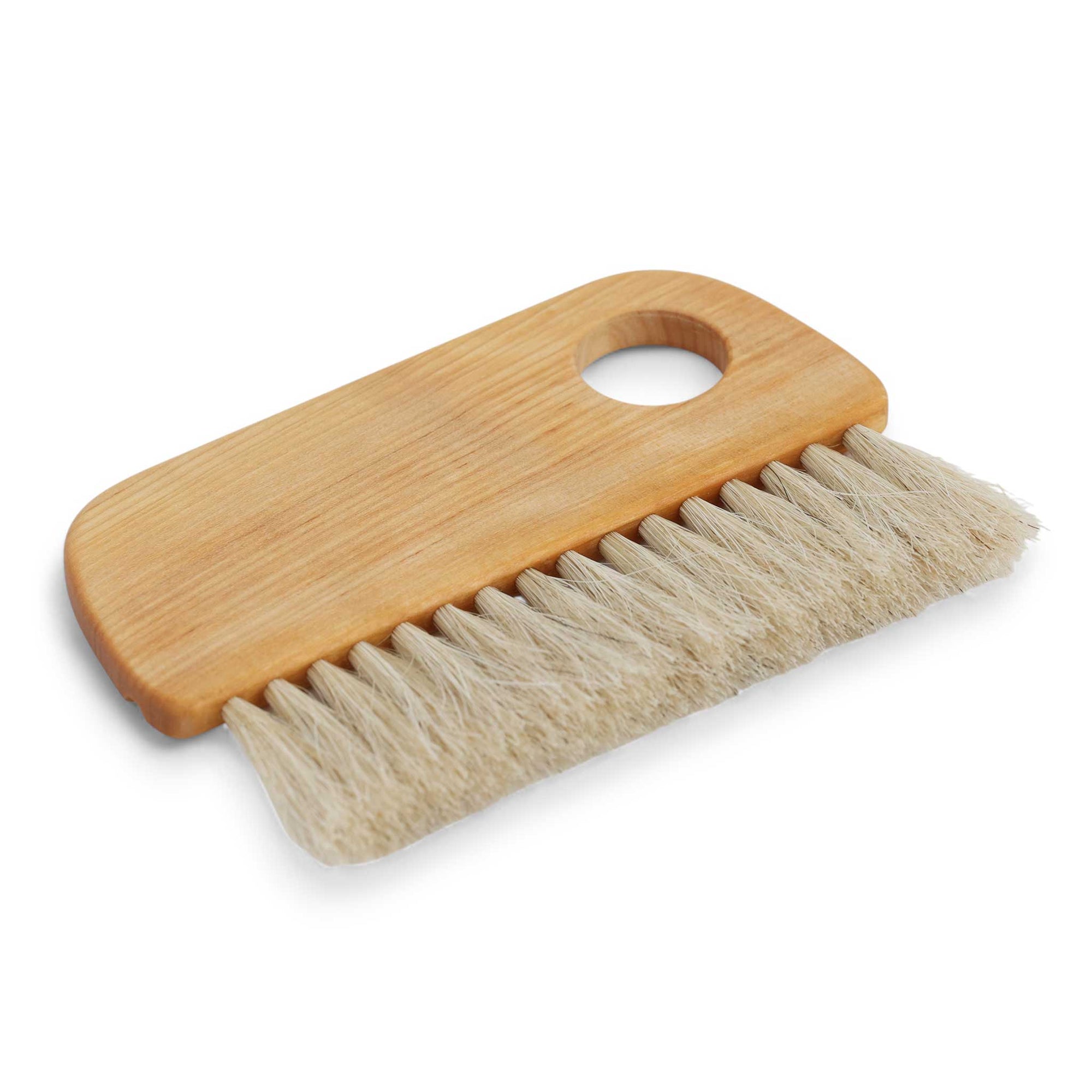 Iris Hantverk（イリス・ハントバーク）は、スウェーデン・エンシェーデの工房を拠点に、視覚障がいを持つ職人たちが伝統的な技法でブラシを手作りしているブランドです。現在は17名のスタッフのうち6名が視覚障がい者であり、さらにエストニアの職人とも協力しています。ブラシはストックホルムの直営店やオンラインショップ、スウェーデン国内外の卸先を通じて販売されています。1950年代から続く視覚障がい者の支援制度が2012年に打ち切られたことをきっかけに、長年会社に携わっていたリチャード・スパレンホークとサラ・エードヘルが経営を引き継ぎました。手作業で作られる天然素材のブラシは、高品質で温もりある使い心地が魅力です。Iris Hantverkは、「機能性と美しいデザイン、伝統技術と天然素材が融合した製品を通じて、ブラシ製造の職人技を次世代に継承すること」をビジョンに掲げています。