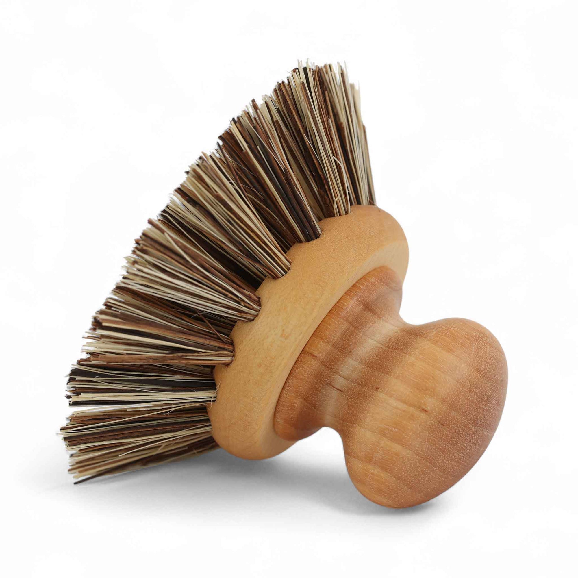 Iris Hantverk（イリス・ハントバーク）は、スウェーデン・エンシェーデの工房を拠点に、視覚障がいを持つ職人たちが伝統的な技法でブラシを手作りしているブランドです。現在は17名のスタッフのうち6名が視覚障がい者であり、さらにエストニアの職人とも協力しています。ブラシはストックホルムの直営店やオンラインショップ、スウェーデン国内外の卸先を通じて販売されています。1950年代から続く視覚障がい者の支援制度が2012年に打ち切られたことをきっかけに、長年会社に携わっていたリチャード・スパレンホークとサラ・エードヘルが経営を引き継ぎました。手作業で作られる天然素材のブラシは、高品質で温もりある使い心地が魅力です。Iris Hantverkは、「機能性と美しいデザイン、伝統技術と天然素材が融合した製品を通じて、ブラシ製造の職人技を次世代に継承すること」をビジョンに掲げています。