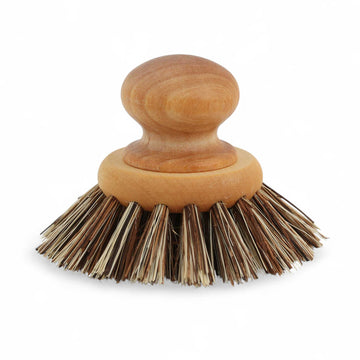 Iris Hantverk（イリス・ハントバーク）は、スウェーデン・エンシェーデの工房を拠点に、視覚障がいを持つ職人たちが伝統的な技法でブラシを手作りしているブランドです。現在は17名のスタッフのうち6名が視覚障がい者であり、さらにエストニアの職人とも協力しています。ブラシはストックホルムの直営店やオンラインショップ、スウェーデン国内外の卸先を通じて販売されています。1950年代から続く視覚障がい者の支援制度が2012年に打ち切られたことをきっかけに、長年会社に携わっていたリチャード・スパレンホークとサラ・エードヘルが経営を引き継ぎました。手作業で作られる天然素材のブラシは、高品質で温もりある使い心地が魅力です。Iris Hantverkは、「機能性と美しいデザイン、伝統技術と天然素材が融合した製品を通じて、ブラシ製造の職人技を次世代に継承すること」をビジョンに掲げています。