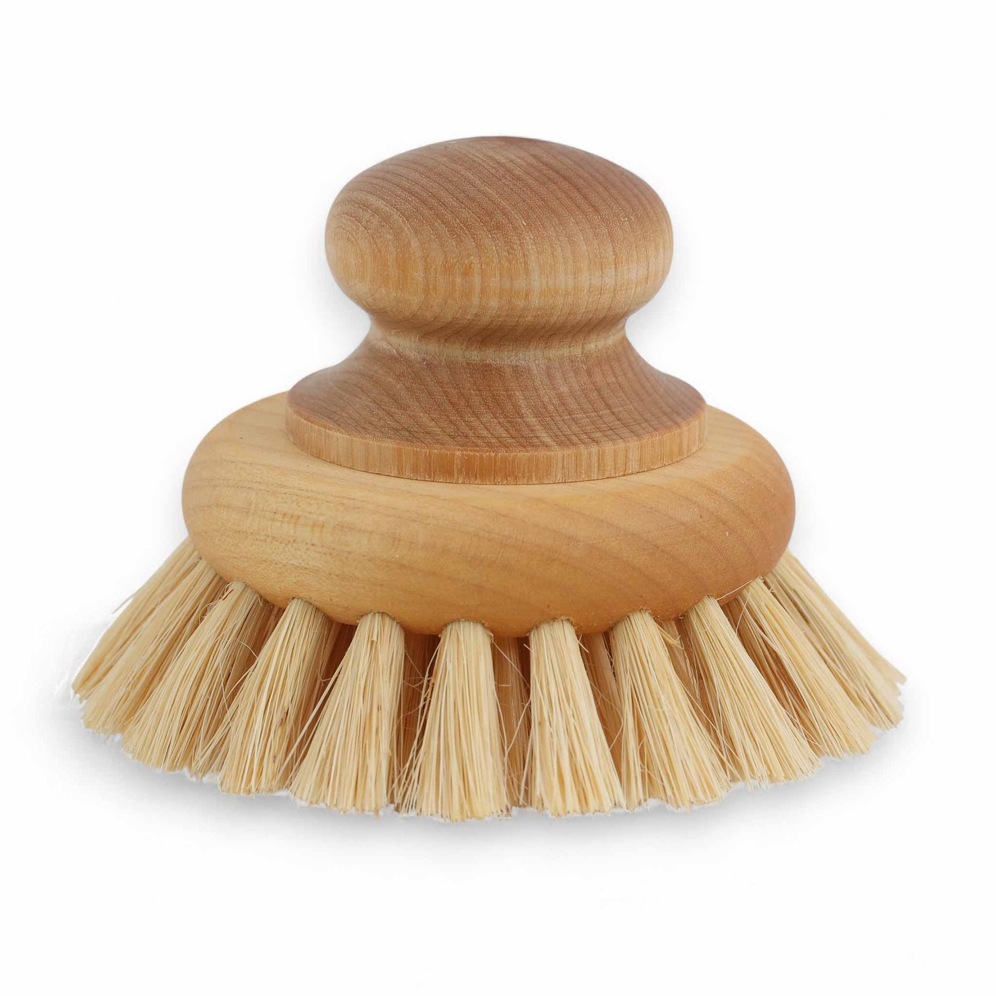 Iris Hantverk（イリス・ハントバーク）は、スウェーデン・エンシェーデの工房を拠点に、視覚障がいを持つ職人たちが伝統的な技法でブラシを手作りしているブランドです。現在は17名のスタッフのうち6名が視覚障がい者であり、さらにエストニアの職人とも協力しています。ブラシはストックホルムの直営店やオンラインショップ、スウェーデン国内外の卸先を通じて販売されています。1950年代から続く視覚障がい者の支援制度が2012年に打ち切られたことをきっかけに、長年会社に携わっていたリチャード・スパレンホークとサラ・エードヘルが経営を引き継ぎました。手作業で作られる天然素材のブラシは、高品質で温もりある使い心地が魅力です。Iris Hantverkは、「機能性と美しいデザイン、伝統技術と天然素材が融合した製品を通じて、ブラシ製造の職人技を次世代に継承すること」をビジョンに掲げています。