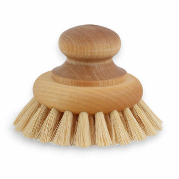 Iris Hantverk（イリス・ハントバーク）は、スウェーデン・エンシェーデの工房を拠点に、視覚障がいを持つ職人たちが伝統的な技法でブラシを手作りしているブランドです。現在は17名のスタッフのうち6名が視覚障がい者であり、さらにエストニアの職人とも協力しています。ブラシはストックホルムの直営店やオンラインショップ、スウェーデン国内外の卸先を通じて販売されています。1950年代から続く視覚障がい者の支援制度が2012年に打ち切られたことをきっかけに、長年会社に携わっていたリチャード・スパレンホークとサラ・エードヘルが経営を引き継ぎました。手作業で作られる天然素材のブラシは、高品質で温もりある使い心地が魅力です。Iris Hantverkは、「機能性と美しいデザイン、伝統技術と天然素材が融合した製品を通じて、ブラシ製造の職人技を次世代に継承すること」をビジョンに掲げています。