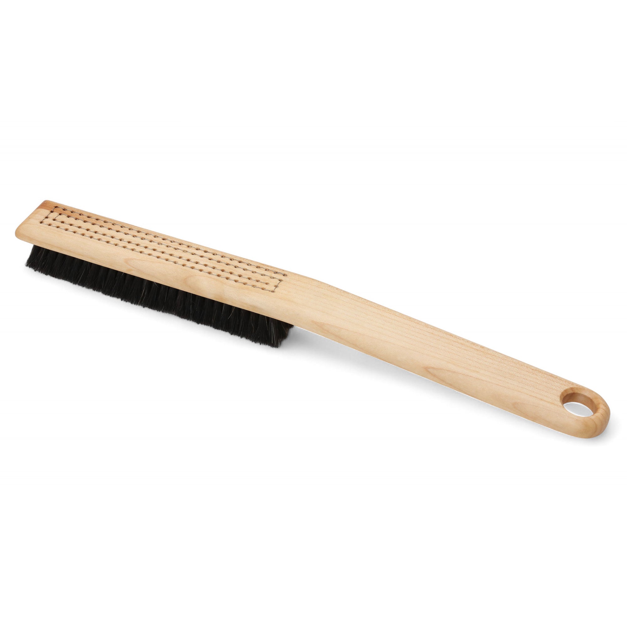 Iris Hantverk（イリス・ハントバーク）は、スウェーデン・エンシェーデの工房を拠点に、視覚障がいを持つ職人たちが伝統的な技法でブラシを手作りしているブランドです。現在は17名のスタッフのうち6名が視覚障がい者であり、さらにエストニアの職人とも協力しています。ブラシはストックホルムの直営店やオンラインショップ、スウェーデン国内外の卸先を通じて販売されています。1950年代から続く視覚障がい者の支援制度が2012年に打ち切られたことをきっかけに、長年会社に携わっていたリチャード・スパレンホークとサラ・エードヘルが経営を引き継ぎました。手作業で作られる天然素材のブラシは、高品質で温もりある使い心地が魅力です。Iris Hantverkは、「機能性と美しいデザイン、伝統技術と天然素材が融合した製品を通じて、ブラシ製造の職人技を次世代に継承すること」をビジョンに掲げています。