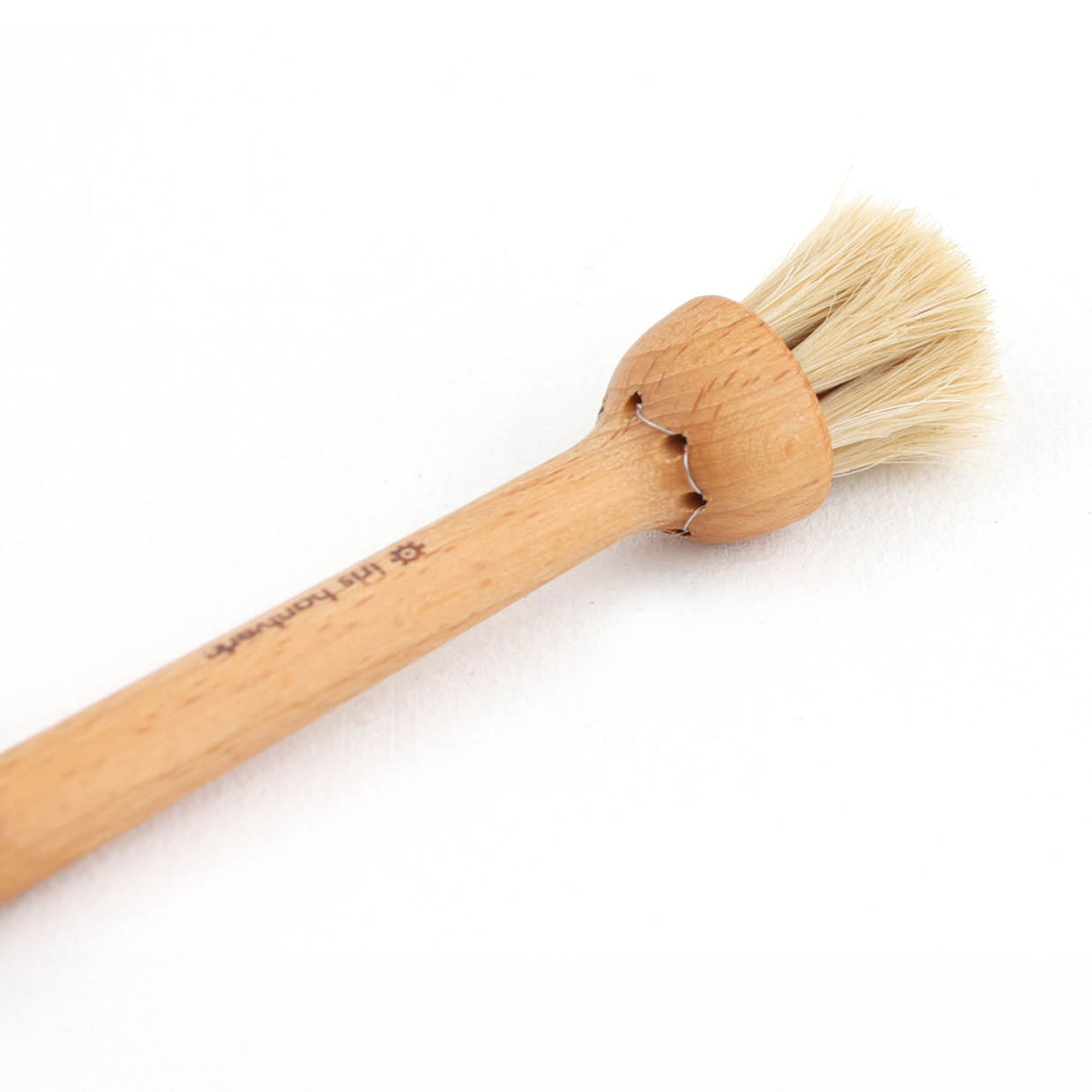 Iris Hantverk（イリス・ハントバーク）は、スウェーデン・エンシェーデの工房を拠点に、視覚障がいを持つ職人たちが伝統的な技法でブラシを手作りしているブランドです。現在は17名のスタッフのうち6名が視覚障がい者であり、さらにエストニアの職人とも協力しています。ブラシはストックホルムの直営店やオンラインショップ、スウェーデン国内外の卸先を通じて販売されています。1950年代から続く視覚障がい者の支援制度が2012年に打ち切られたことをきっかけに、長年会社に携わっていたリチャード・スパレンホークとサラ・エードヘルが経営を引き継ぎました。手作業で作られる天然素材のブラシは、高品質で温もりある使い心地が魅力です。Iris Hantverkは、「機能性と美しいデザイン、伝統技術と天然素材が融合した製品を通じて、ブラシ製造の職人技を次世代に継承すること」をビジョンに掲げています。