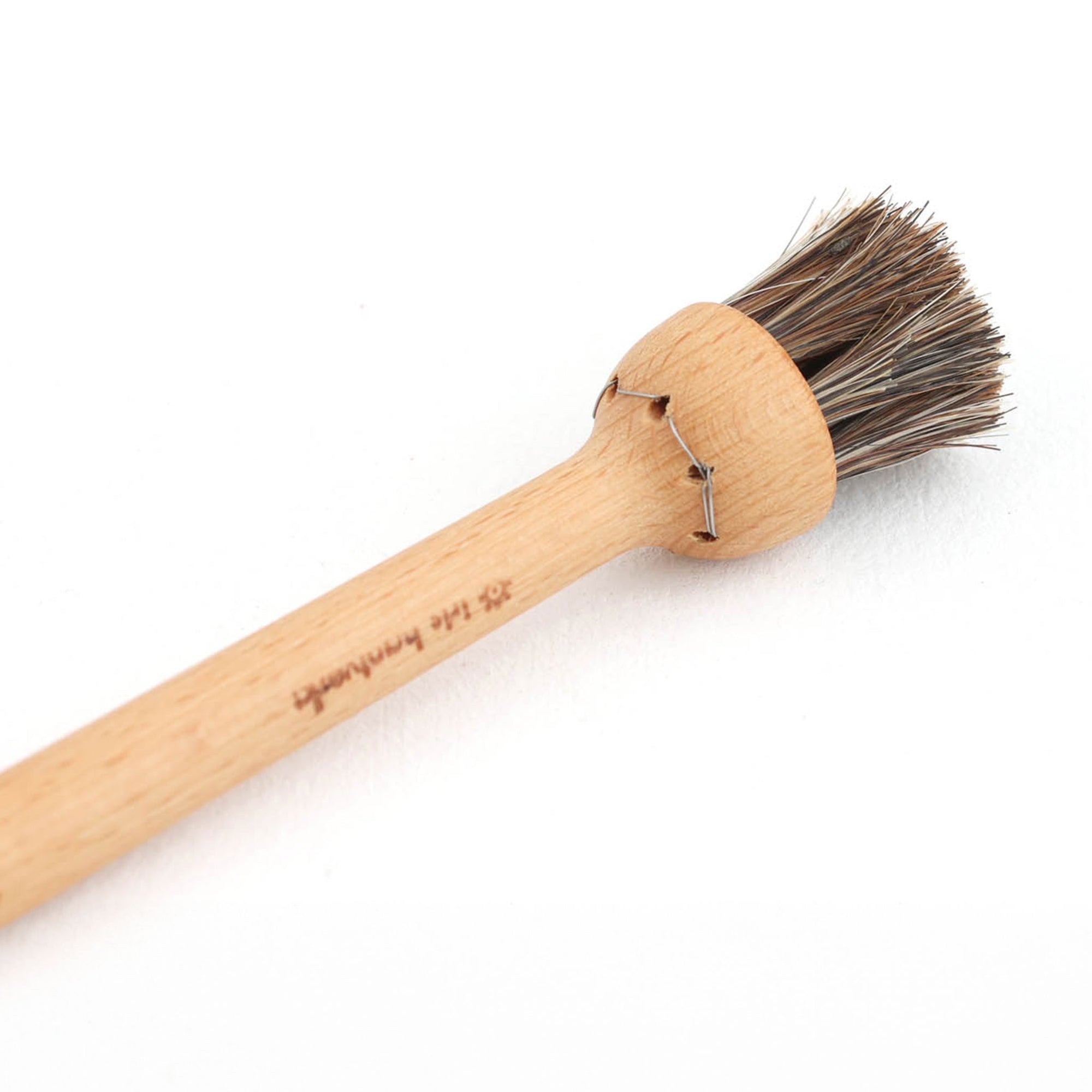 Iris Hantverk（イリス・ハントバーク）は、スウェーデン・エンシェーデの工房を拠点に、視覚障がいを持つ職人たちが伝統的な技法でブラシを手作りしているブランドです。現在は17名のスタッフのうち6名が視覚障がい者であり、さらにエストニアの職人とも協力しています。ブラシはストックホルムの直営店やオンラインショップ、スウェーデン国内外の卸先を通じて販売されています。1950年代から続く視覚障がい者の支援制度が2012年に打ち切られたことをきっかけに、長年会社に携わっていたリチャード・スパレンホークとサラ・エードヘルが経営を引き継ぎました。手作業で作られる天然素材のブラシは、高品質で温もりある使い心地が魅力です。Iris Hantverkは、「機能性と美しいデザイン、伝統技術と天然素材が融合した製品を通じて、ブラシ製造の職人技を次世代に継承すること」をビジョンに掲げています。