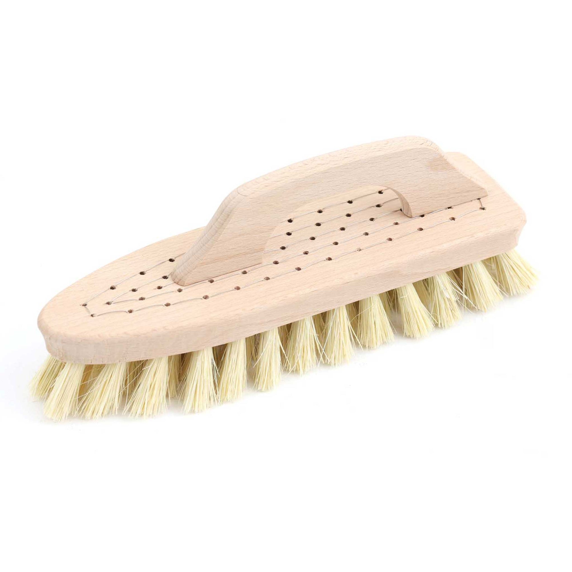 Iris Hantverk（イリス・ハントバーク）は、スウェーデン・エンシェーデの工房を拠点に、視覚障がいを持つ職人たちが伝統的な技法でブラシを手作りしているブランドです。現在は17名のスタッフのうち6名が視覚障がい者であり、さらにエストニアの職人とも協力しています。ブラシはストックホルムの直営店やオンラインショップ、スウェーデン国内外の卸先を通じて販売されています。1950年代から続く視覚障がい者の支援制度が2012年に打ち切られたことをきっかけに、長年会社に携わっていたリチャード・スパレンホークとサラ・エードヘルが経営を引き継ぎました。手作業で作られる天然素材のブラシは、高品質で温もりある使い心地が魅力です。Iris Hantverkは、「機能性と美しいデザイン、伝統技術と天然素材が融合した製品を通じて、ブラシ製造の職人技を次世代に継承すること」をビジョンに掲げています。