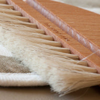 Iris Hantverk（イリス・ハントバーク）は、スウェーデン・エンシェーデの工房を拠点に、視覚障がいを持つ職人たちが伝統的な技法でブラシを手作りしているブランドです。現在は17名のスタッフのうち6名が視覚障がい者であり、さらにエストニアの職人とも協力しています。ブラシはストックホルムの直営店やオンラインショップ、スウェーデン国内外の卸先を通じて販売されています。1950年代から続く視覚障がい者の支援制度が2012年に打ち切られたことをきっかけに、長年会社に携わっていたリチャード・スパレンホークとサラ・エードヘルが経営を引き継ぎました。手作業で作られる天然素材のブラシは、高品質で温もりある使い心地が魅力です。Iris Hantverkは、「機能性と美しいデザイン、伝統技術と天然素材が融合した製品を通じて、ブラシ製造の職人技を次世代に継承すること」をビジョンに掲げています。