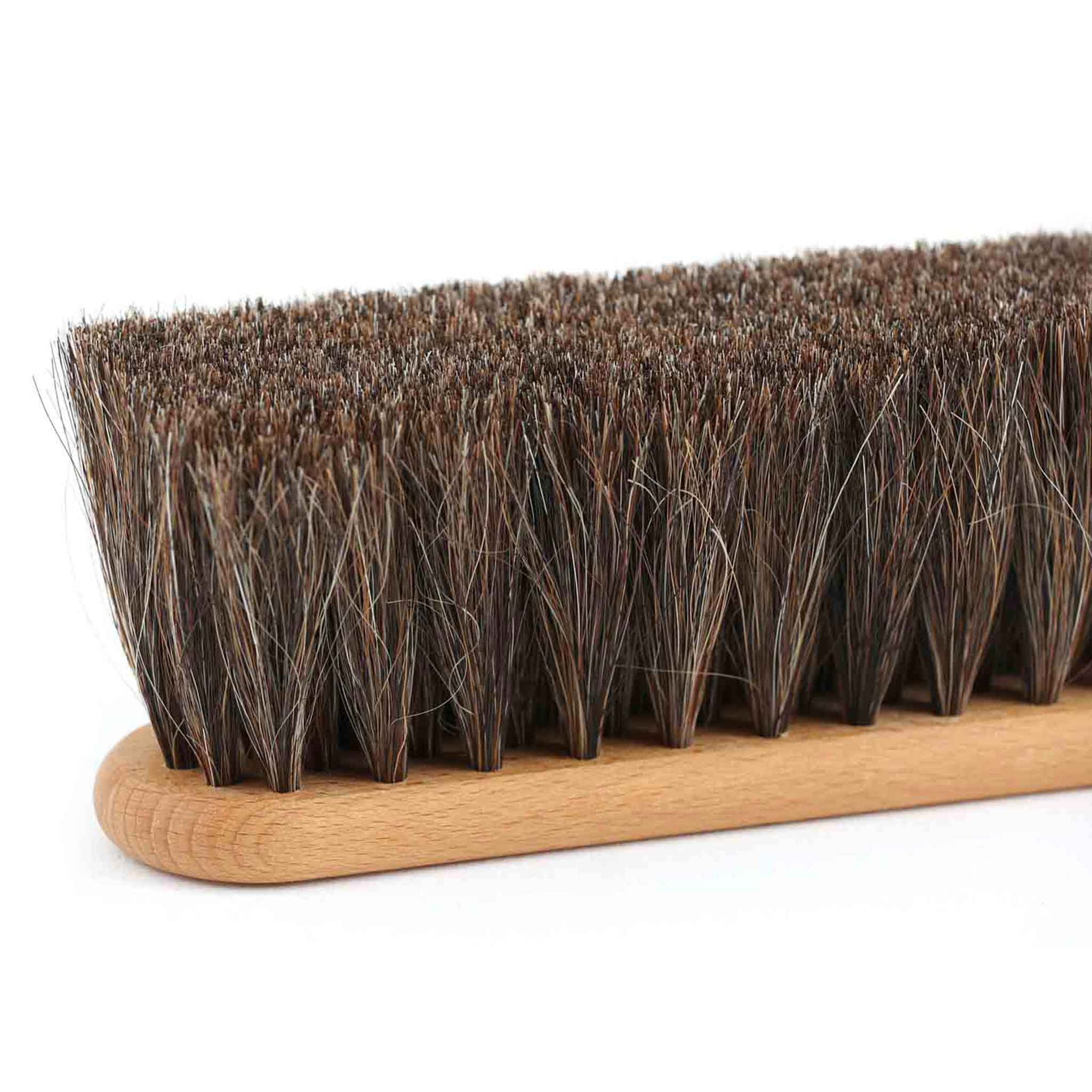 Iris Hantverk（イリス・ハントバーク）は、スウェーデン・エンシェーデの工房を拠点に、視覚障がいを持つ職人たちが伝統的な技法でブラシを手作りしているブランドです。現在は17名のスタッフのうち6名が視覚障がい者であり、さらにエストニアの職人とも協力しています。ブラシはストックホルムの直営店やオンラインショップ、スウェーデン国内外の卸先を通じて販売されています。1950年代から続く視覚障がい者の支援制度が2012年に打ち切られたことをきっかけに、長年会社に携わっていたリチャード・スパレンホークとサラ・エードヘルが経営を引き継ぎました。手作業で作られる天然素材のブラシは、高品質で温もりある使い心地が魅力です。Iris Hantverkは、「機能性と美しいデザイン、伝統技術と天然素材が融合した製品を通じて、ブラシ製造の職人技を次世代に継承すること」をビジョンに掲げています。