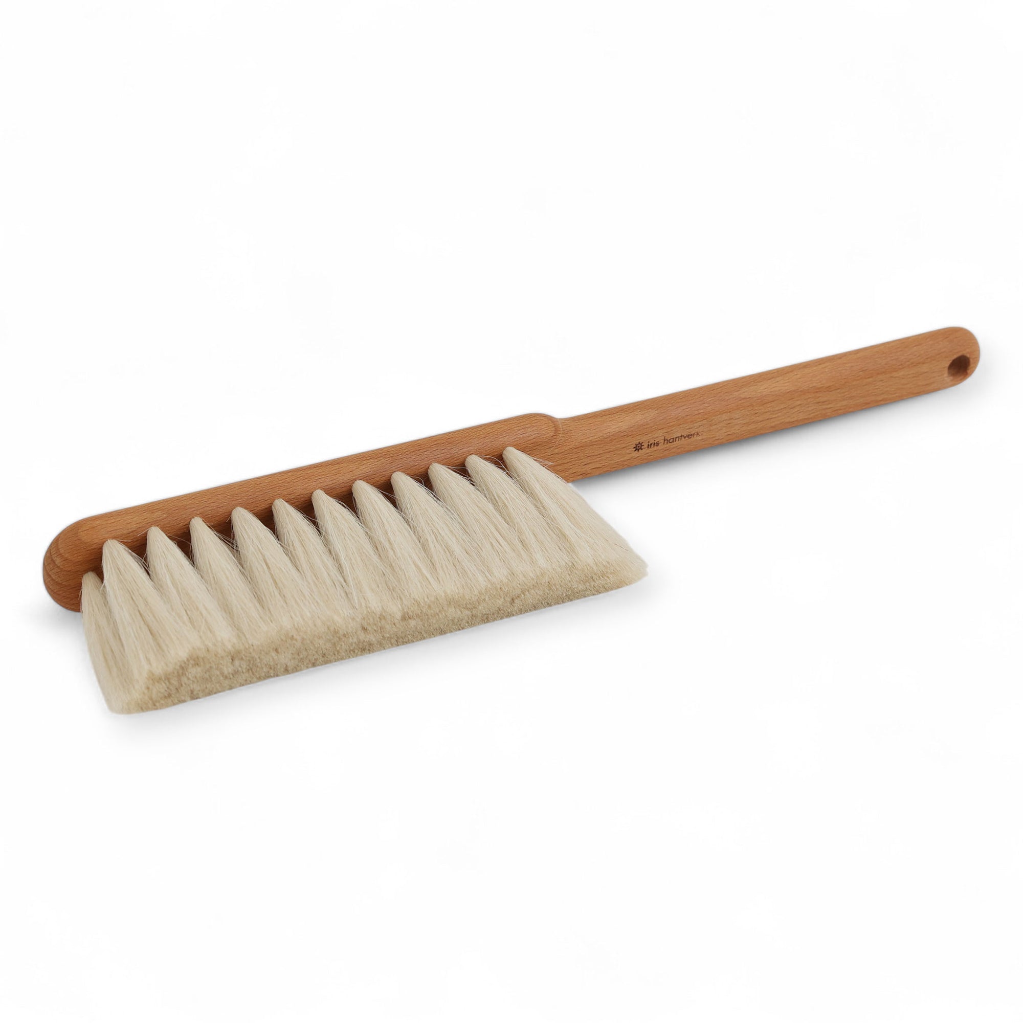Iris Hantverk（イリス・ハントバーク）は、スウェーデン・エンシェーデの工房を拠点に、視覚障がいを持つ職人たちが伝統的な技法でブラシを手作りしているブランドです。現在は17名のスタッフのうち6名が視覚障がい者であり、さらにエストニアの職人とも協力しています。ブラシはストックホルムの直営店やオンラインショップ、スウェーデン国内外の卸先を通じて販売されています。1950年代から続く視覚障がい者の支援制度が2012年に打ち切られたことをきっかけに、長年会社に携わっていたリチャード・スパレンホークとサラ・エードヘルが経営を引き継ぎました。手作業で作られる天然素材のブラシは、高品質で温もりある使い心地が魅力です。Iris Hantverkは、「機能性と美しいデザイン、伝統技術と天然素材が融合した製品を通じて、ブラシ製造の職人技を次世代に継承すること」をビジョンに掲げています。
