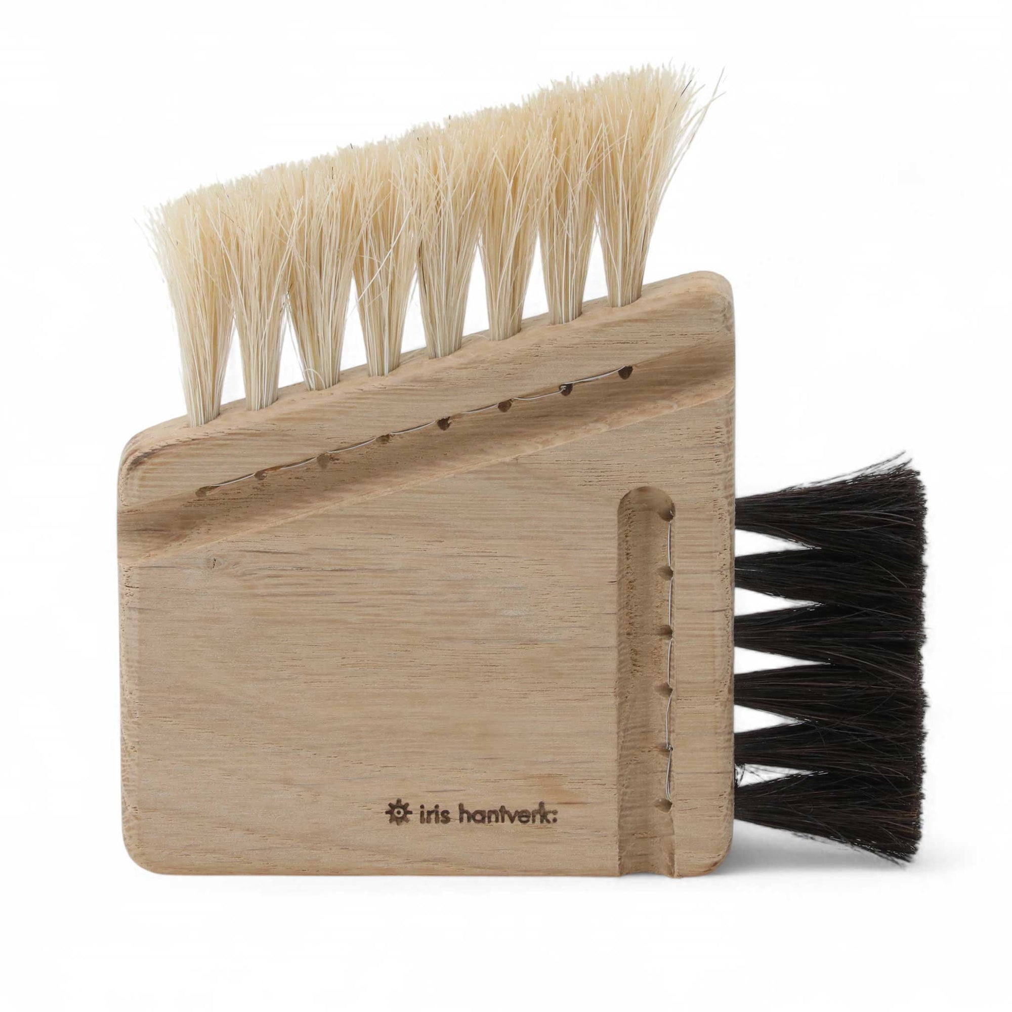 Iris Hantverk（イリス・ハントバーク）は、スウェーデン・エンシェーデの工房を拠点に、視覚障がいを持つ職人たちが伝統的な技法でブラシを手作りしているブランドです。現在は17名のスタッフのうち6名が視覚障がい者であり、さらにエストニアの職人とも協力しています。ブラシはストックホルムの直営店やオンラインショップ、スウェーデン国内外の卸先を通じて販売されています。1950年代から続く視覚障がい者の支援制度が2012年に打ち切られたことをきっかけに、長年会社に携わっていたリチャード・スパレンホークとサラ・エードヘルが経営を引き継ぎました。手作業で作られる天然素材のブラシは、高品質で温もりある使い心地が魅力です。Iris Hantverkは、「機能性と美しいデザイン、伝統技術と天然素材が融合した製品を通じて、ブラシ製造の職人技を次世代に継承すること」をビジョンに掲げています。